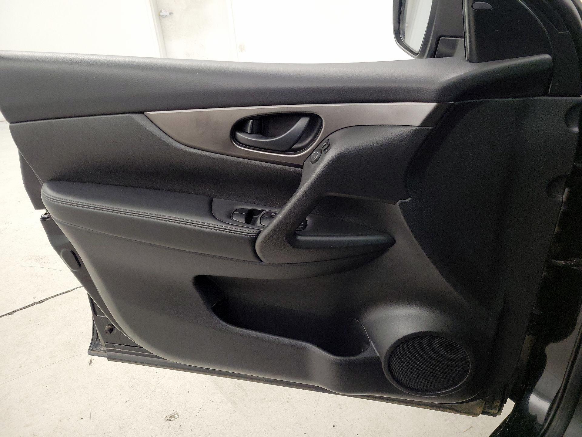 Thumbnail: 2018 Nissan Rogue Sport - 12