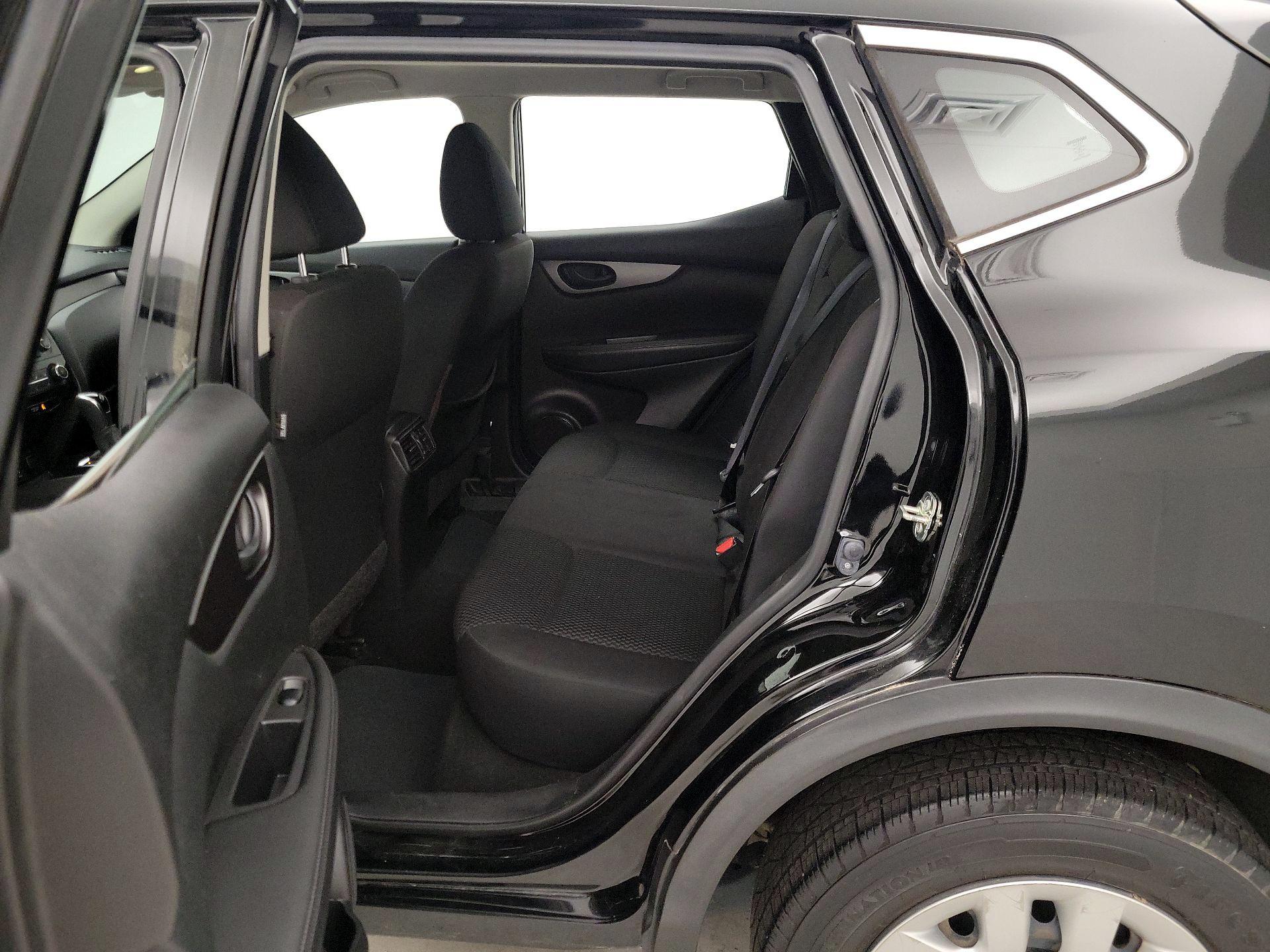 Thumbnail: 2018 Nissan Rogue Sport - 19