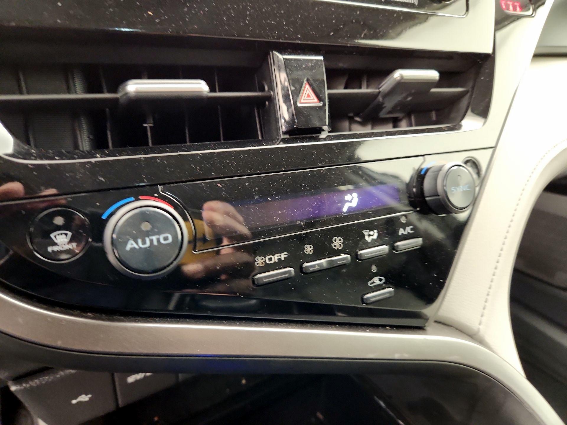 Thumbnail: 2022 Toyota Camry - 16