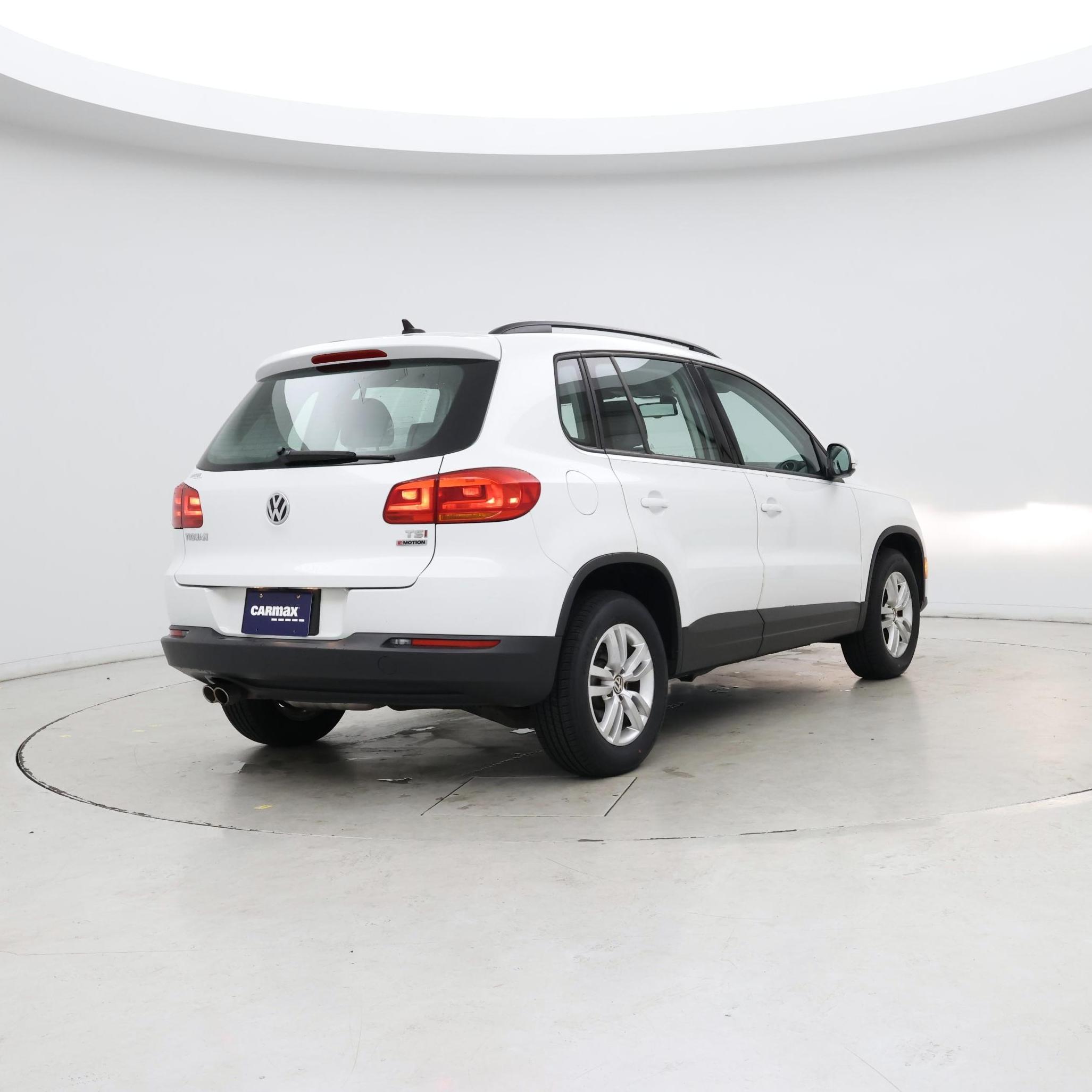 Thumbnail: 2017 Volkswagen Tiguan - 8