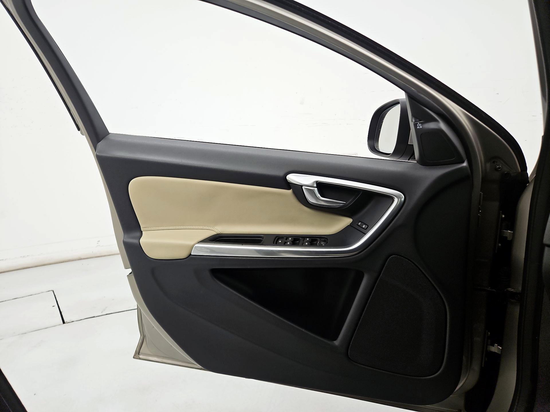 Thumbnail: 2016 Volvo V60 - 12