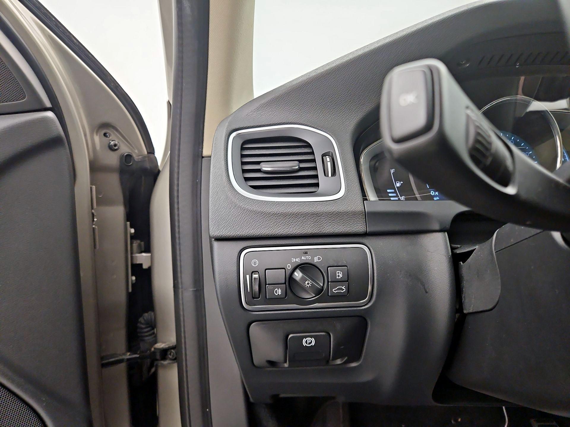 Thumbnail: 2016 Volvo V60 - 13