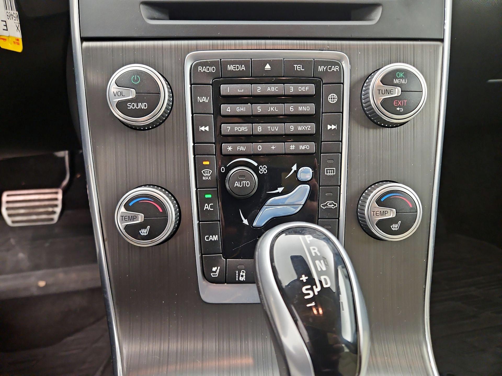 Thumbnail: 2016 Volvo V60 - 17