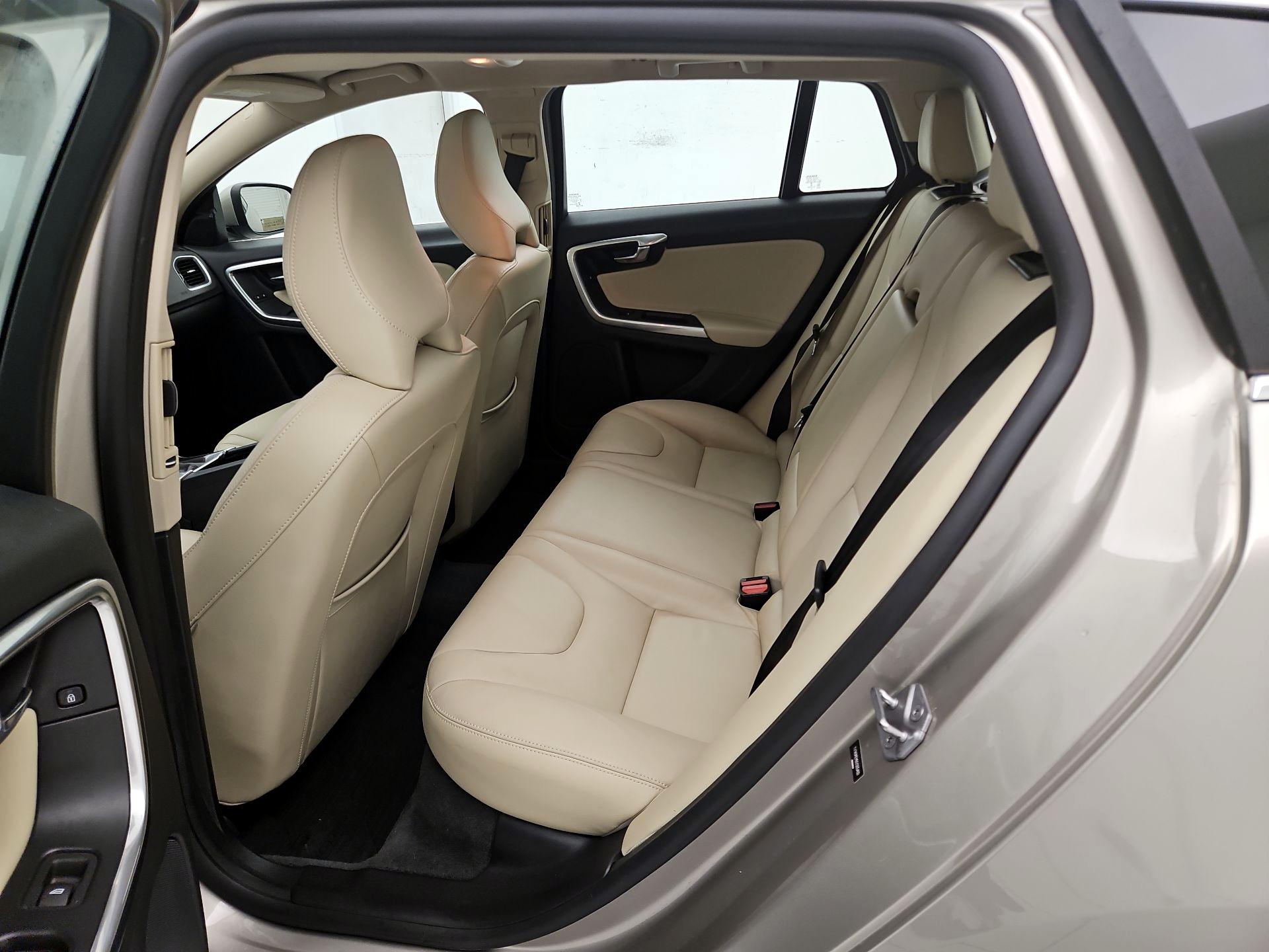 Thumbnail: 2016 Volvo V60 - 20