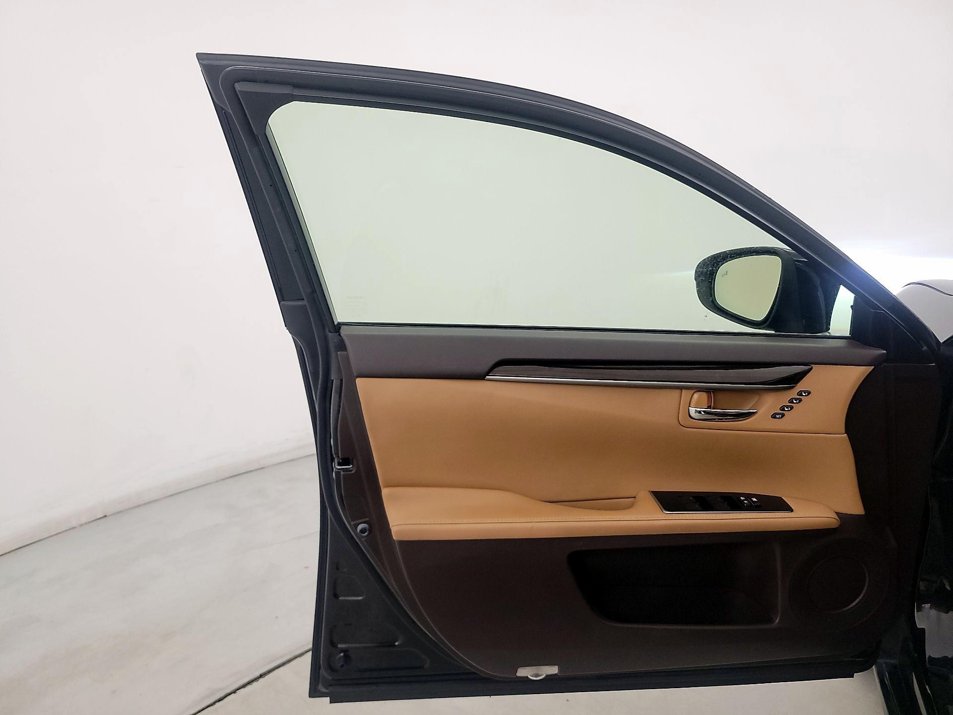 Thumbnail: 2017 Lexus ES - 12