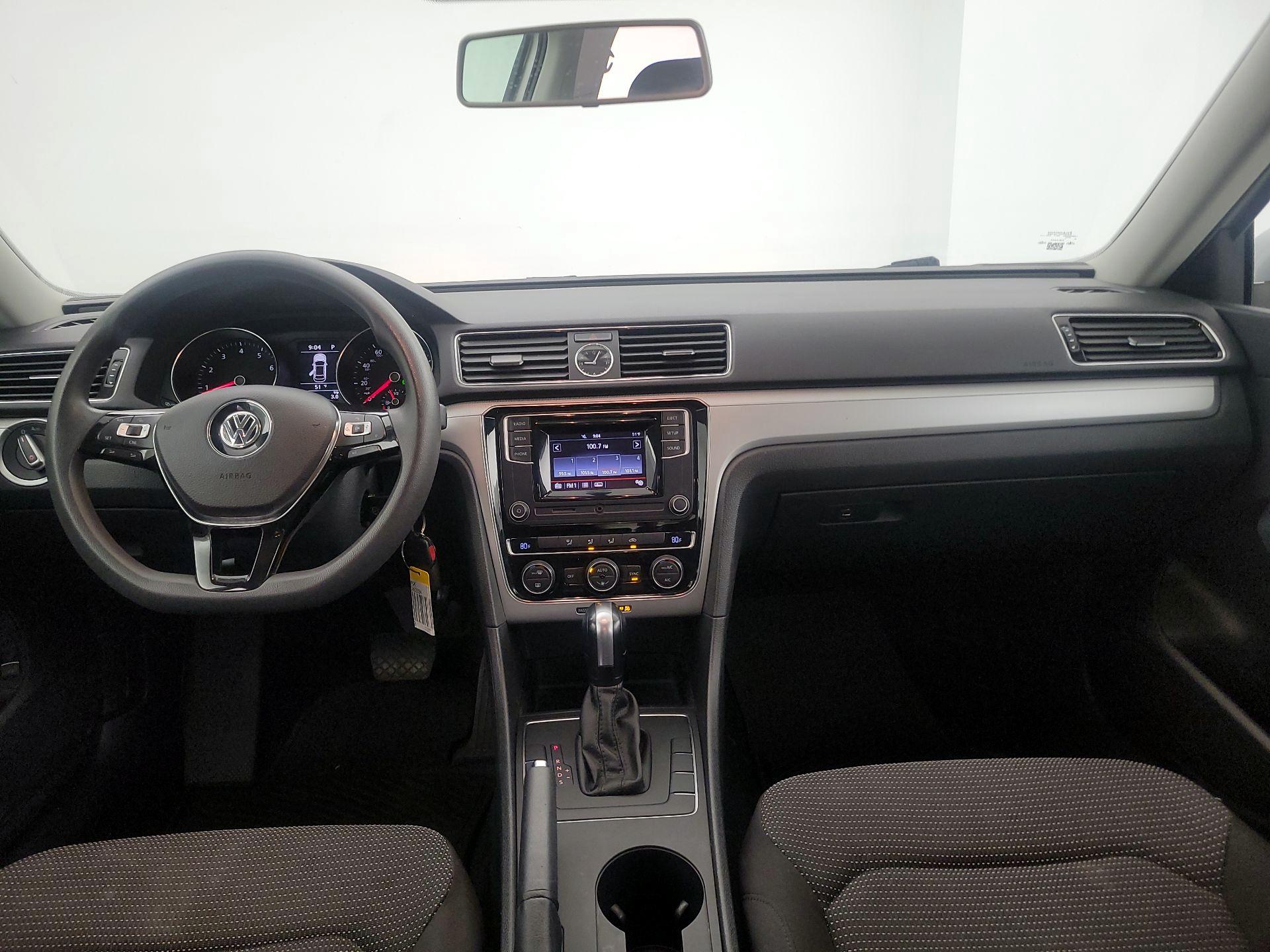 Thumbnail: 2017 Volkswagen Passat - 9