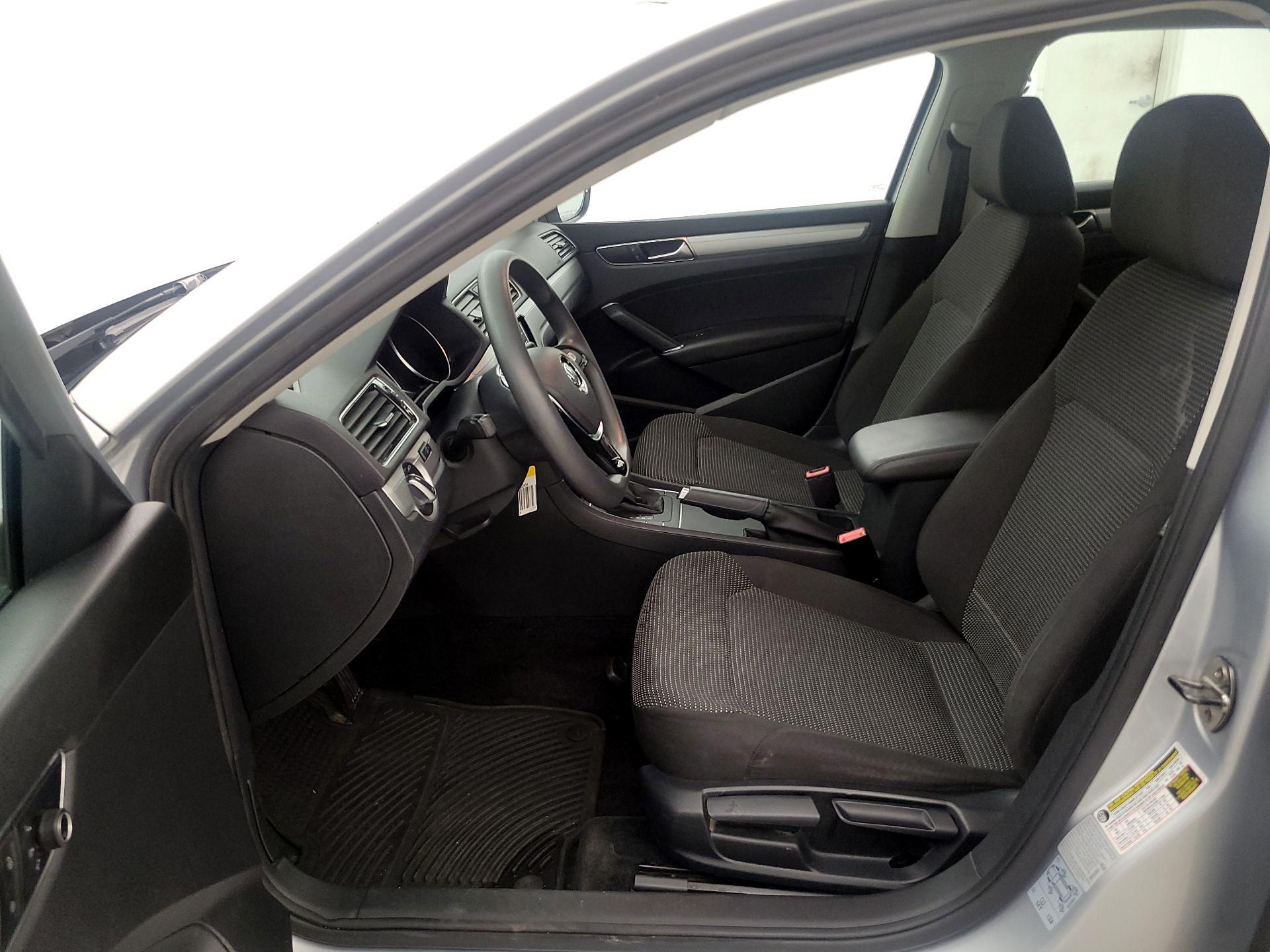 Thumbnail: 2017 Volkswagen Passat - 11