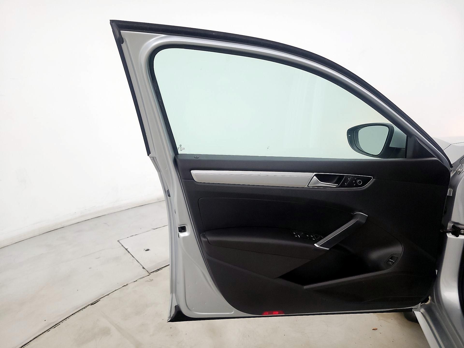 Thumbnail: 2017 Volkswagen Passat - 12