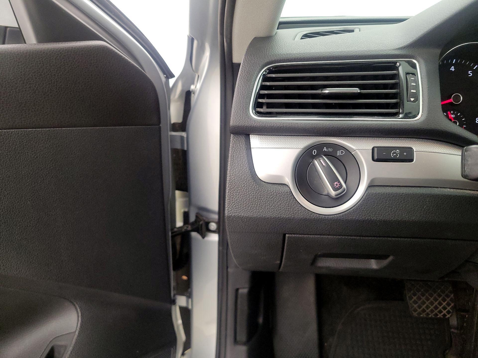 Thumbnail: 2017 Volkswagen Passat - 13