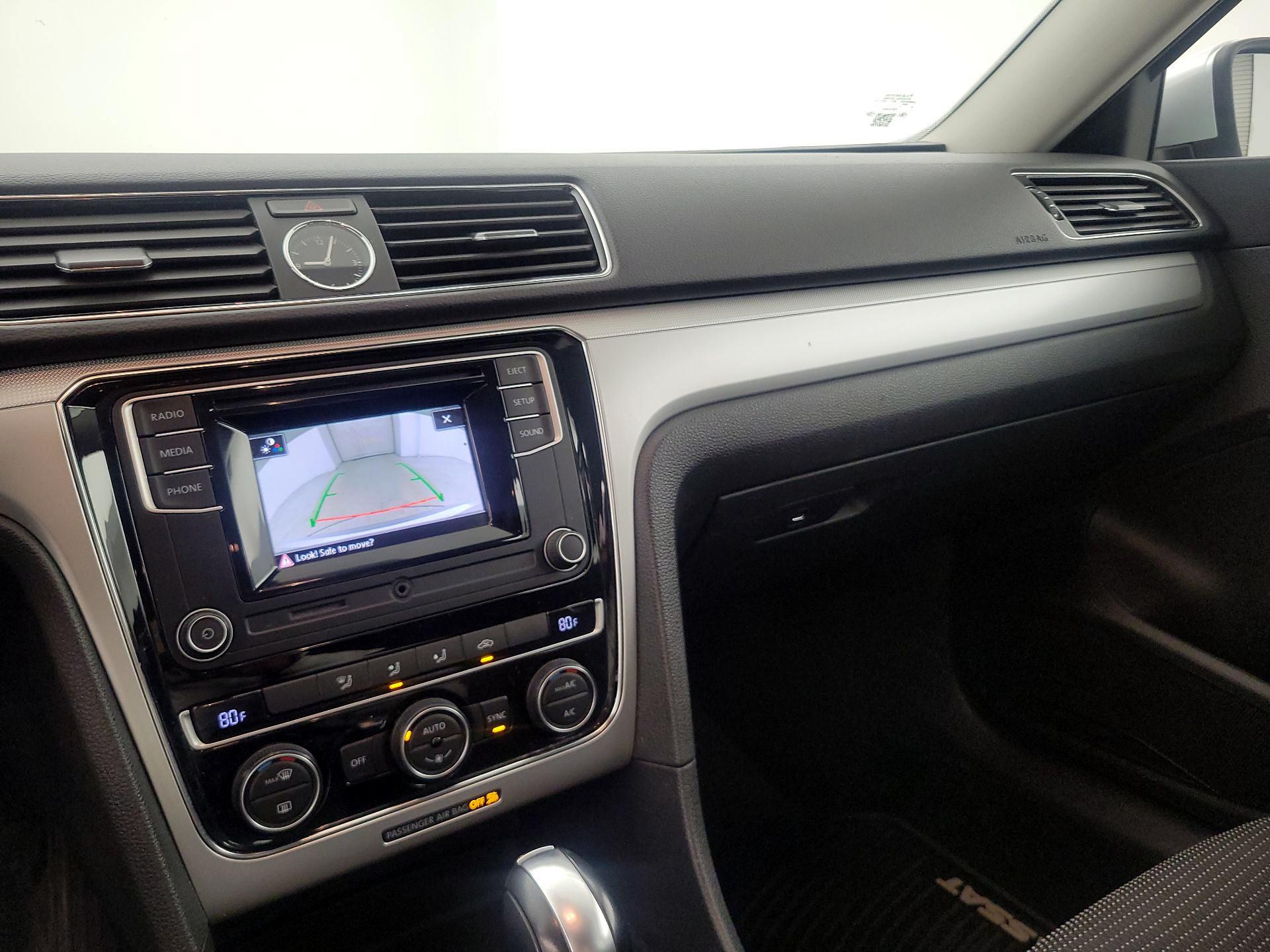 Thumbnail: 2017 Volkswagen Passat - 14