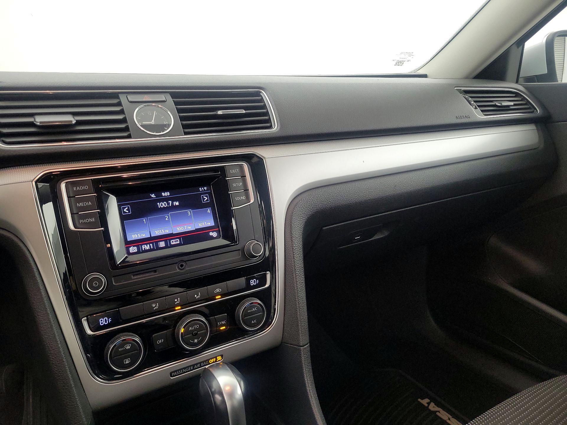 Thumbnail: 2017 Volkswagen Passat - 15