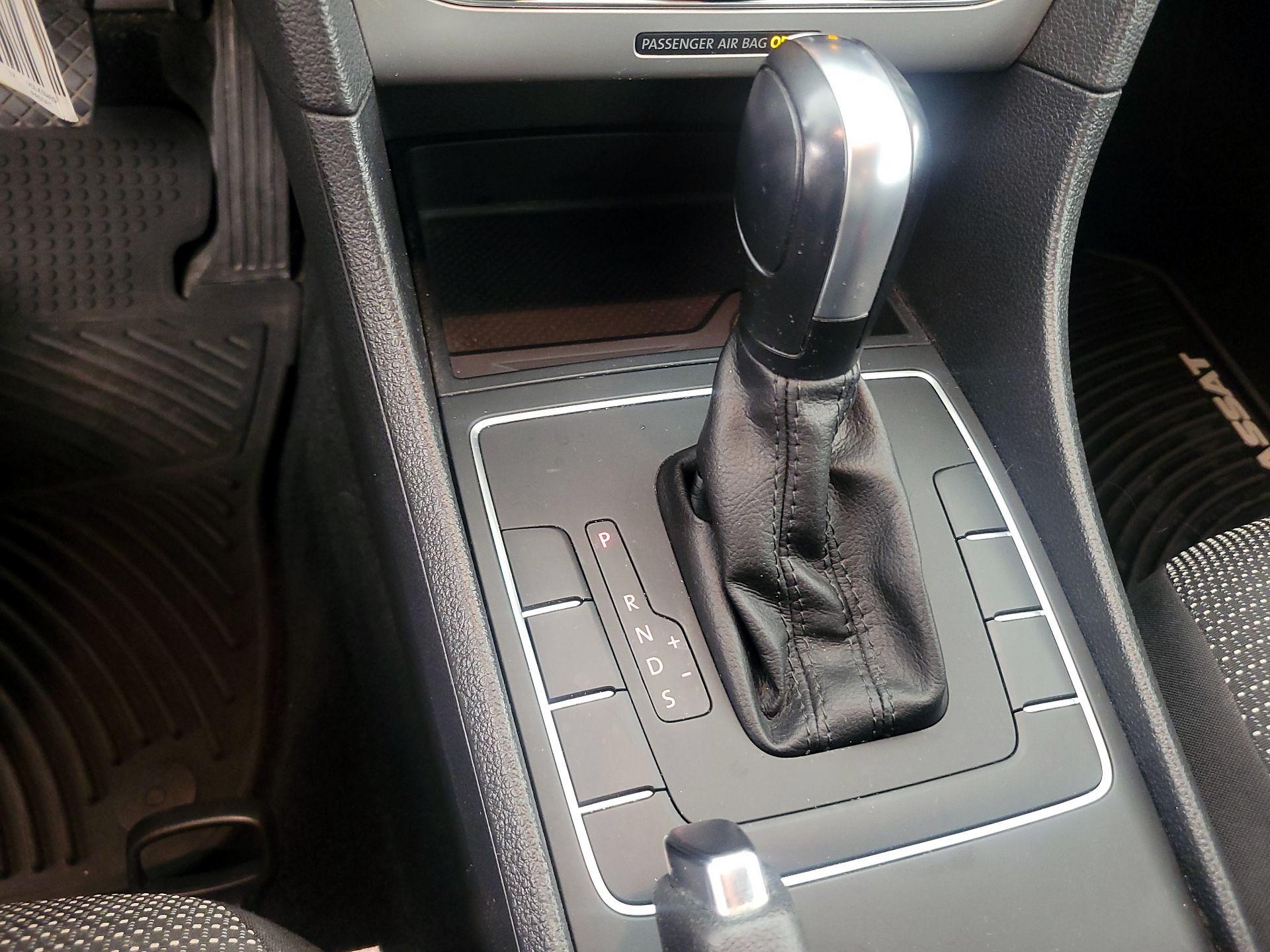 Thumbnail: 2017 Volkswagen Passat - 17