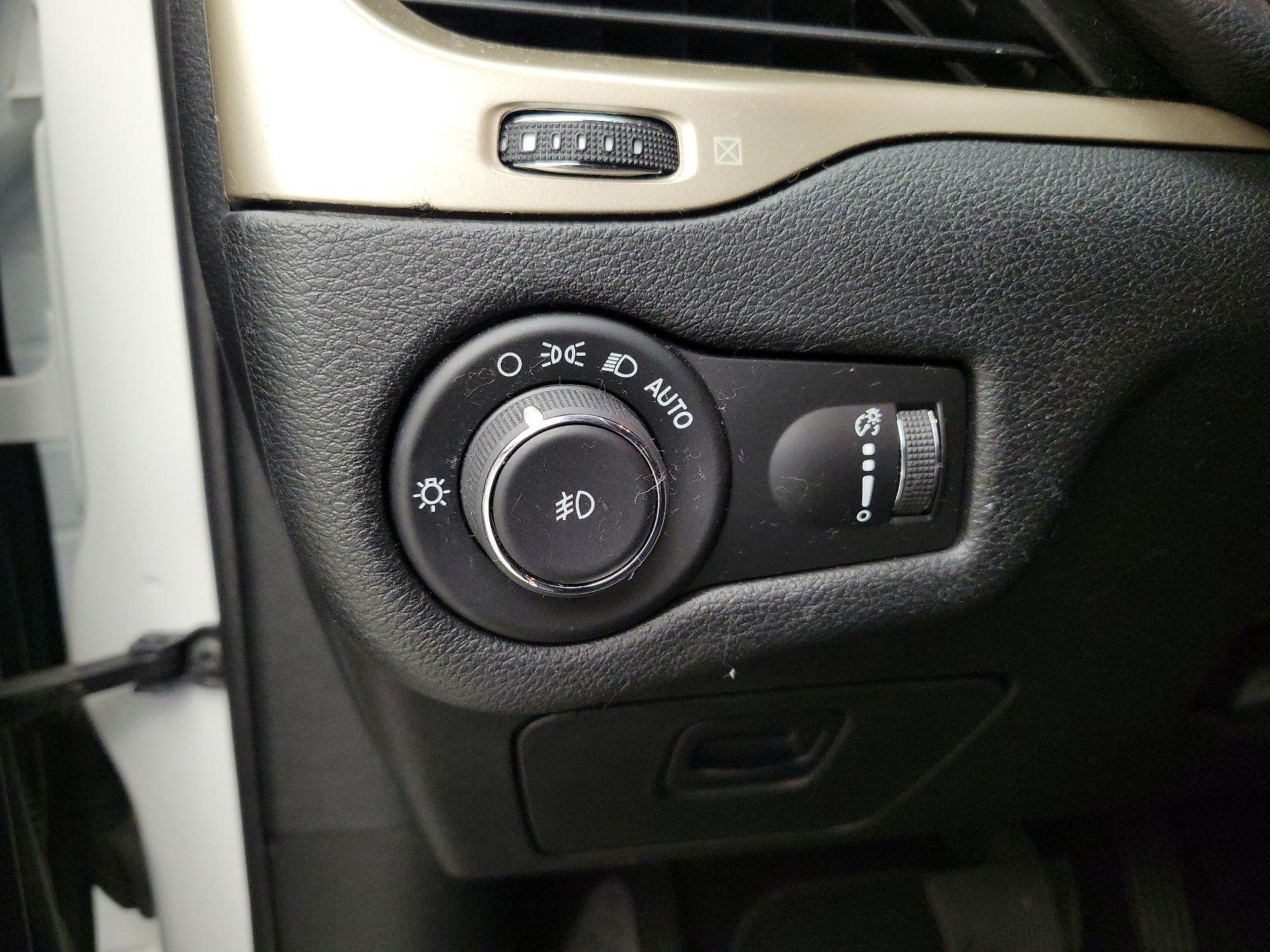 Thumbnail: 2018 Jeep Cherokee - 13