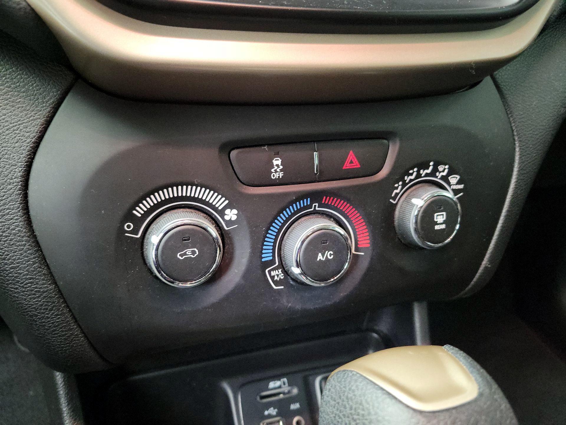 Thumbnail: 2018 Jeep Cherokee - 16