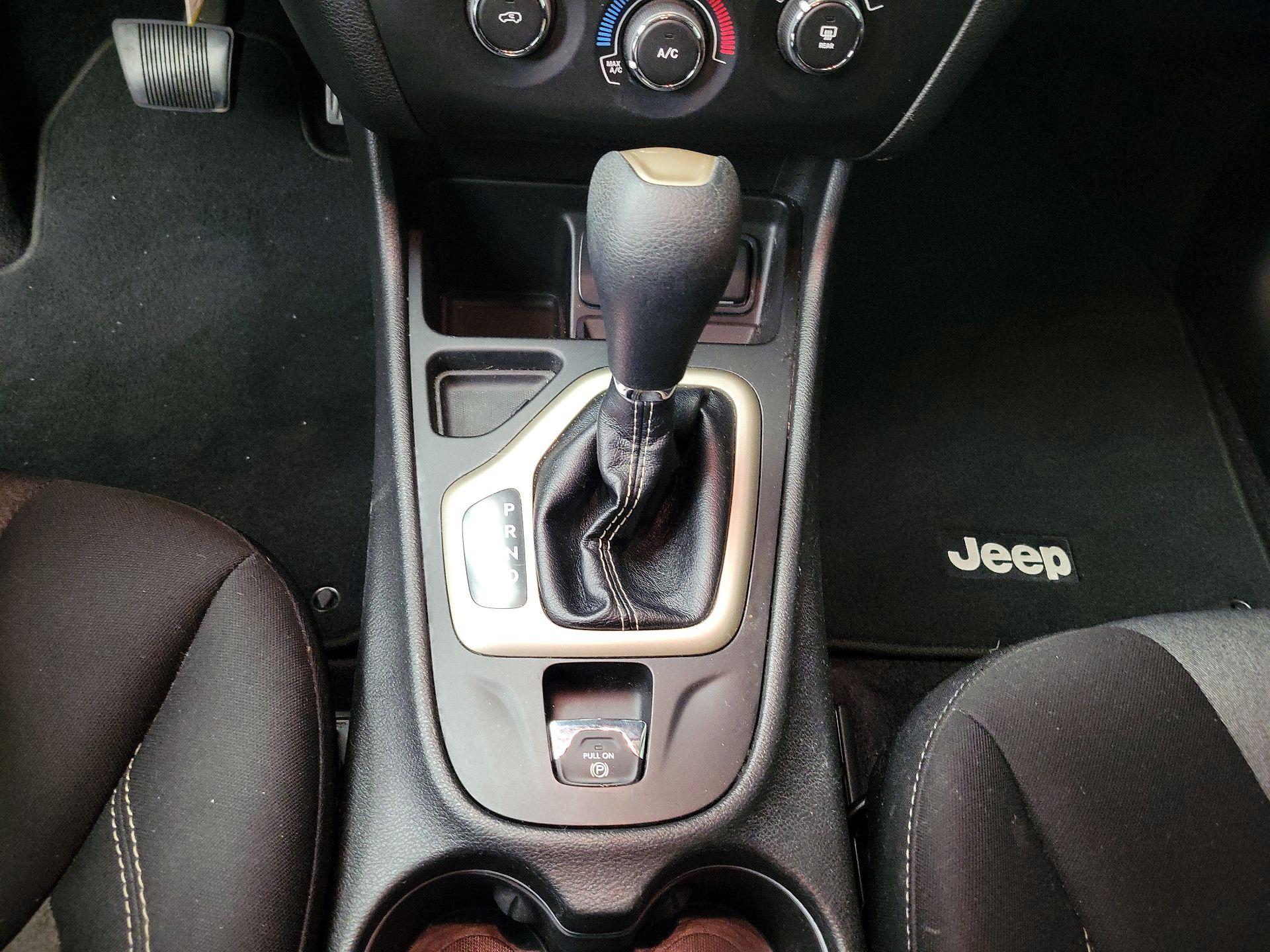 Thumbnail: 2018 Jeep Cherokee - 17