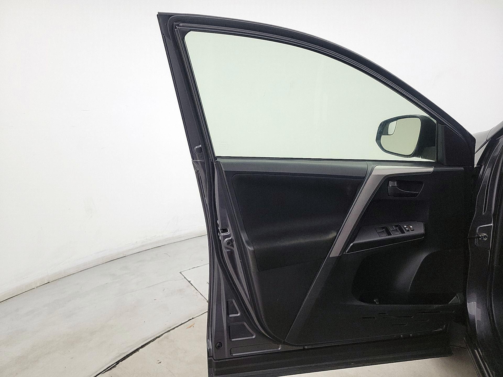 Thumbnail: 2016 Toyota RAV4 - 12