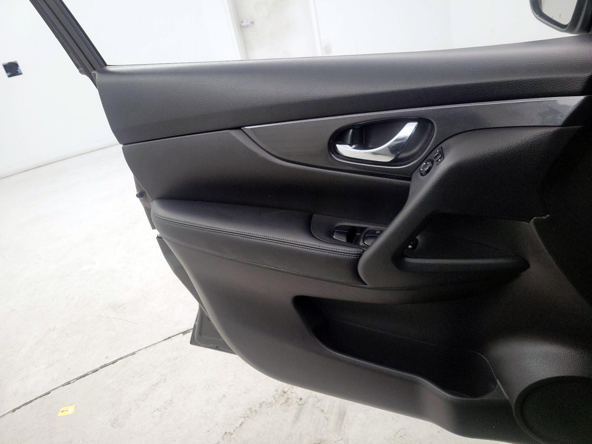 Thumbnail: 2017 Nissan Rogue - 12