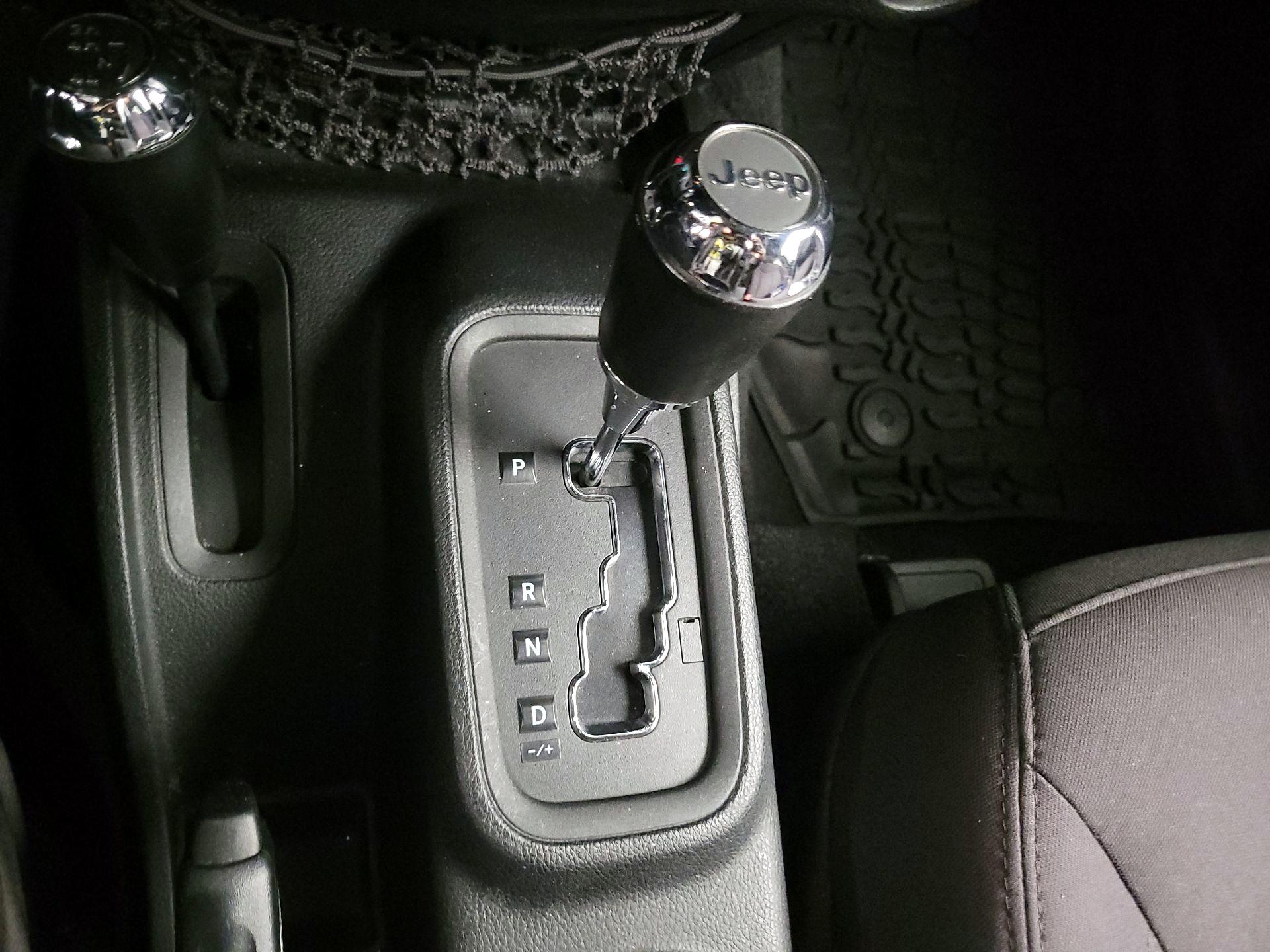 Thumbnail: 2015 Jeep Wrangler - 17