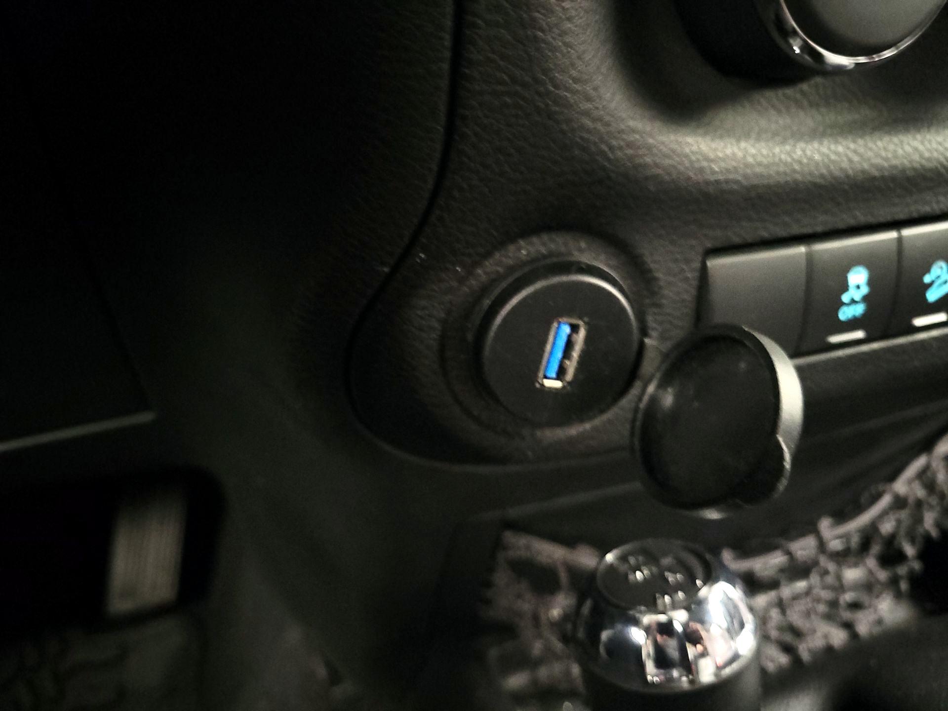 Thumbnail: 2015 Jeep Wrangler - 18