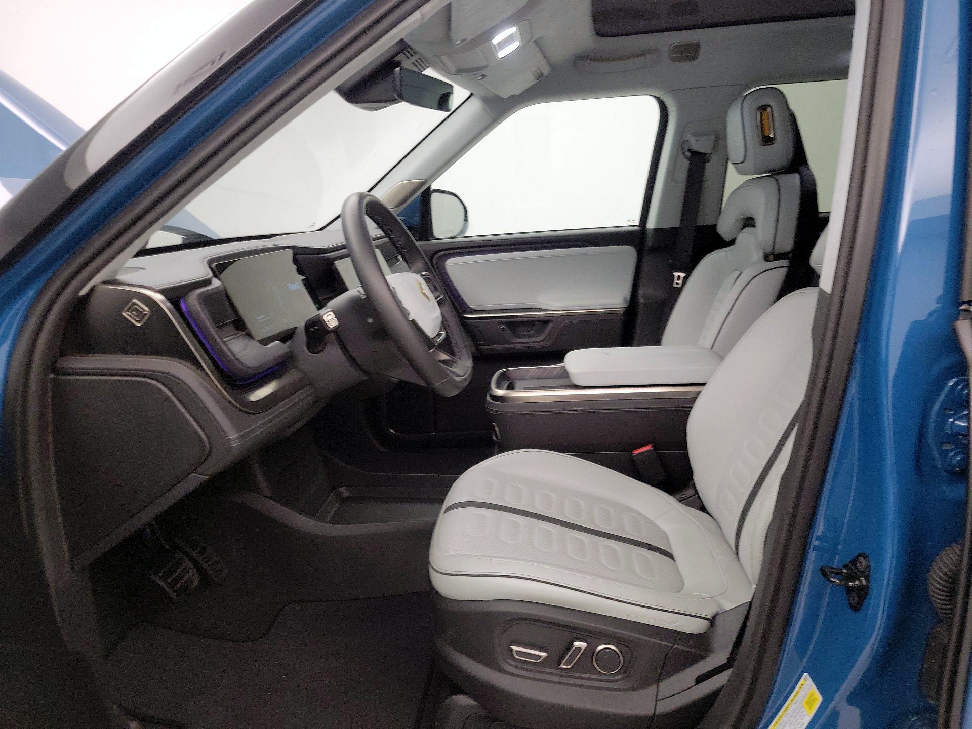 Thumbnail: 2025 Rivian R1S - 11