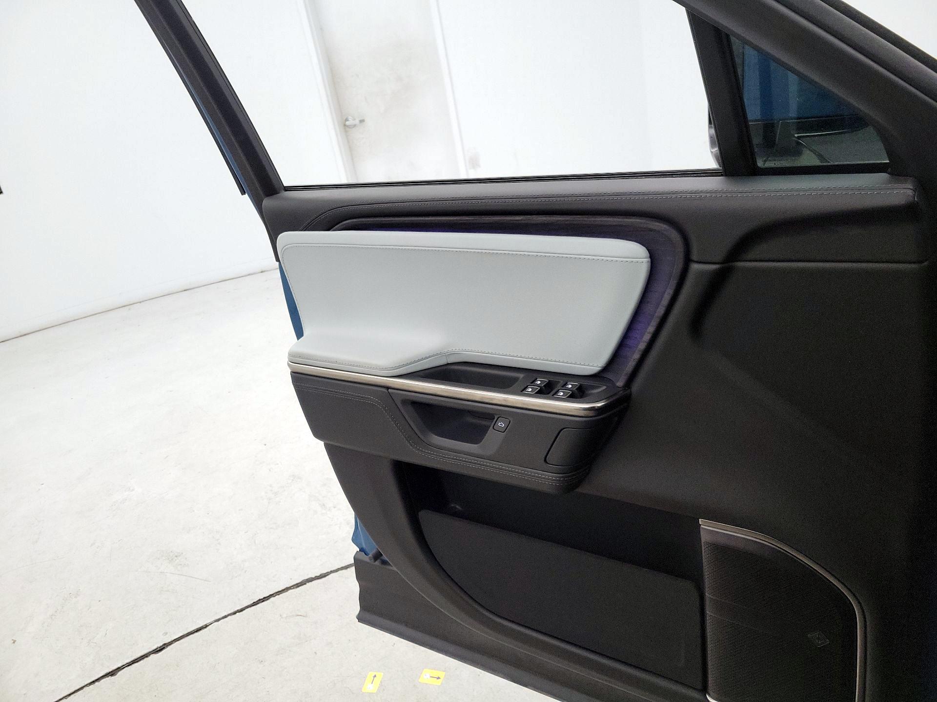 Thumbnail: 2025 Rivian R1S - 12