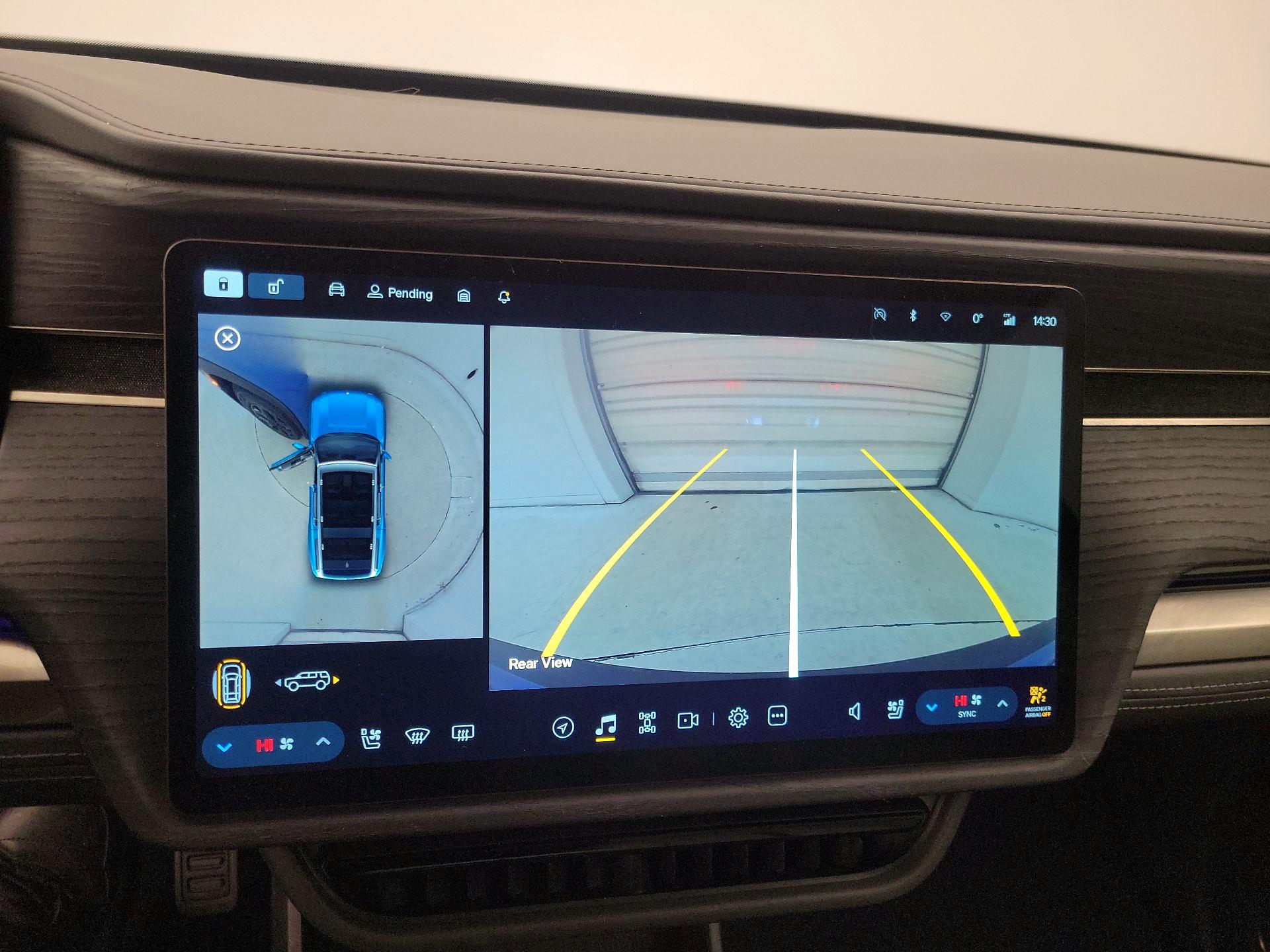 Thumbnail: 2025 Rivian R1S - 14