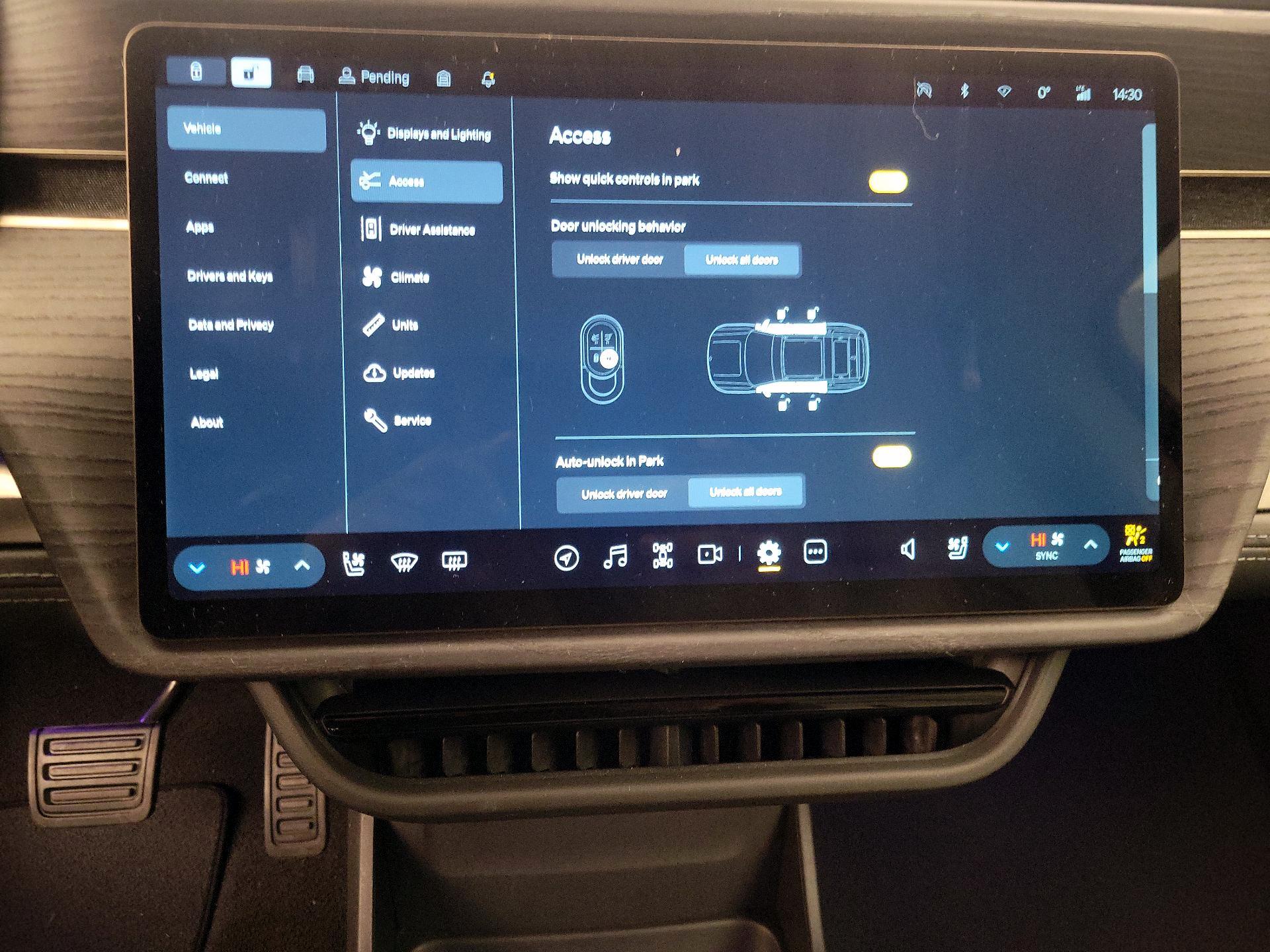 Thumbnail: 2025 Rivian R1S - 16