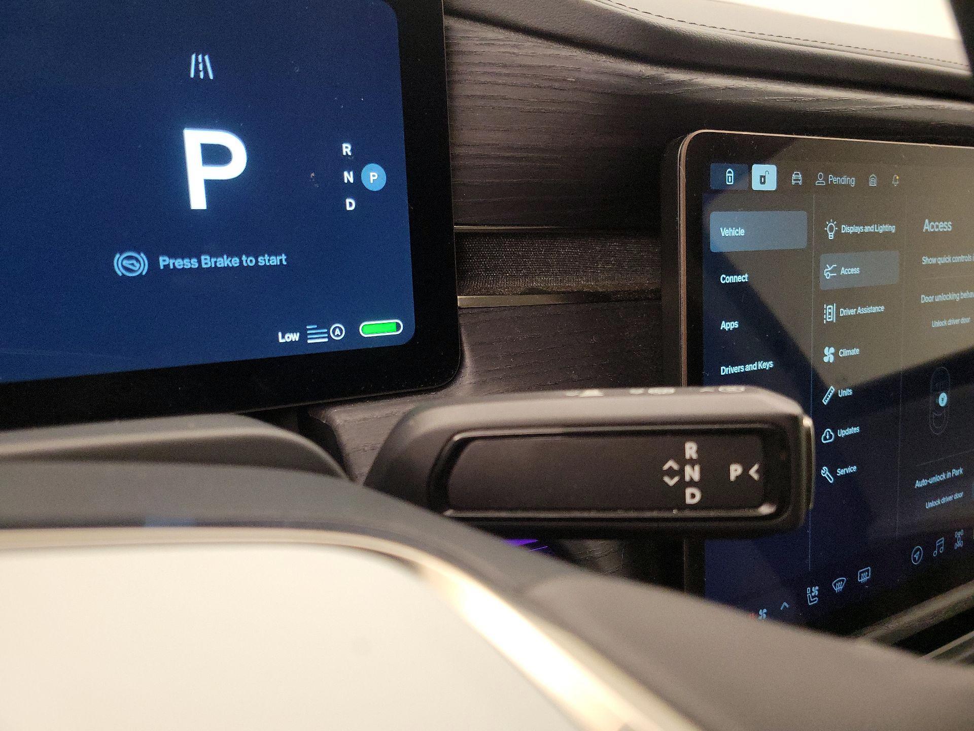 Thumbnail: 2025 Rivian R1S - 17