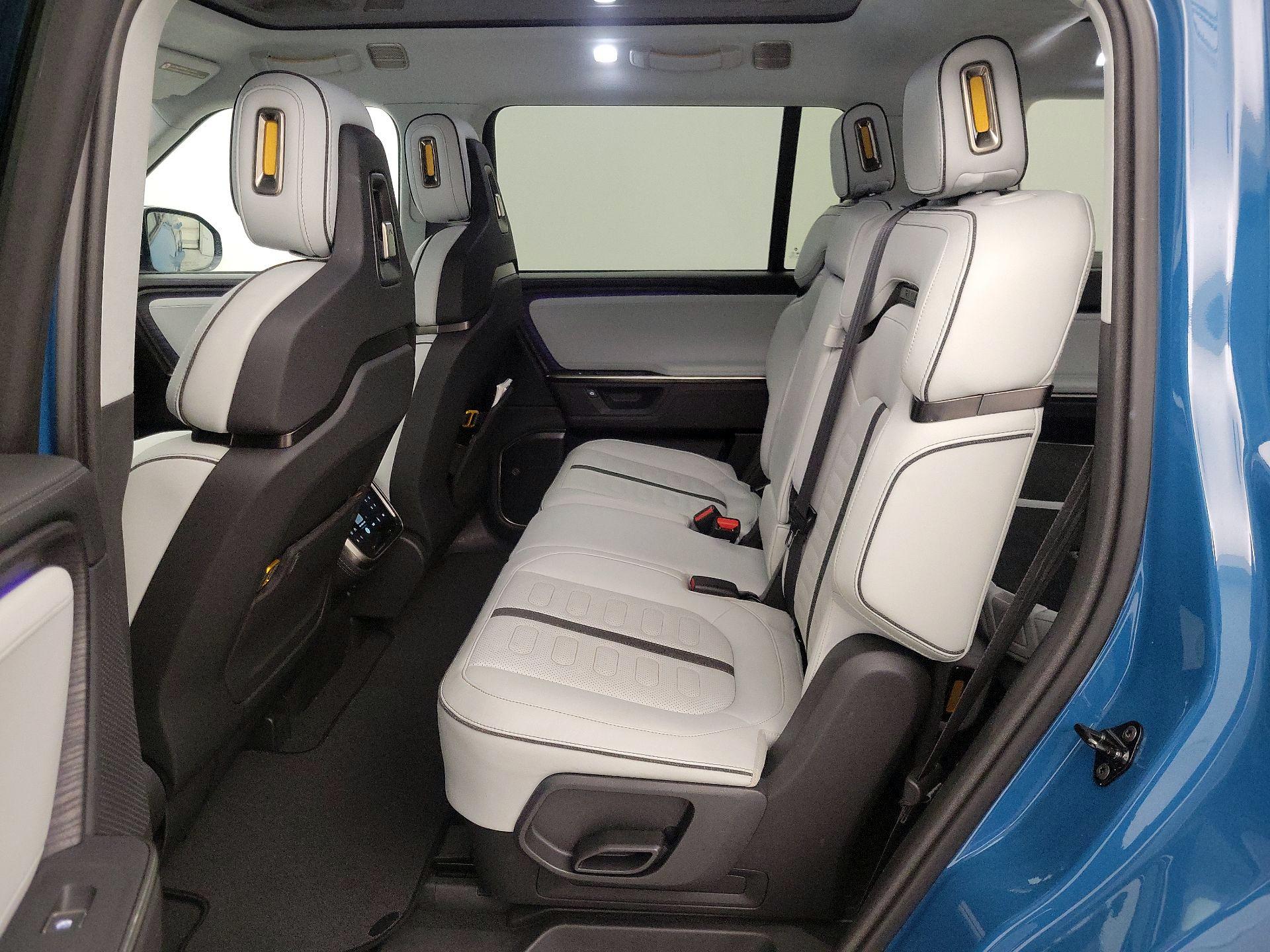 Thumbnail: 2025 Rivian R1S - 19