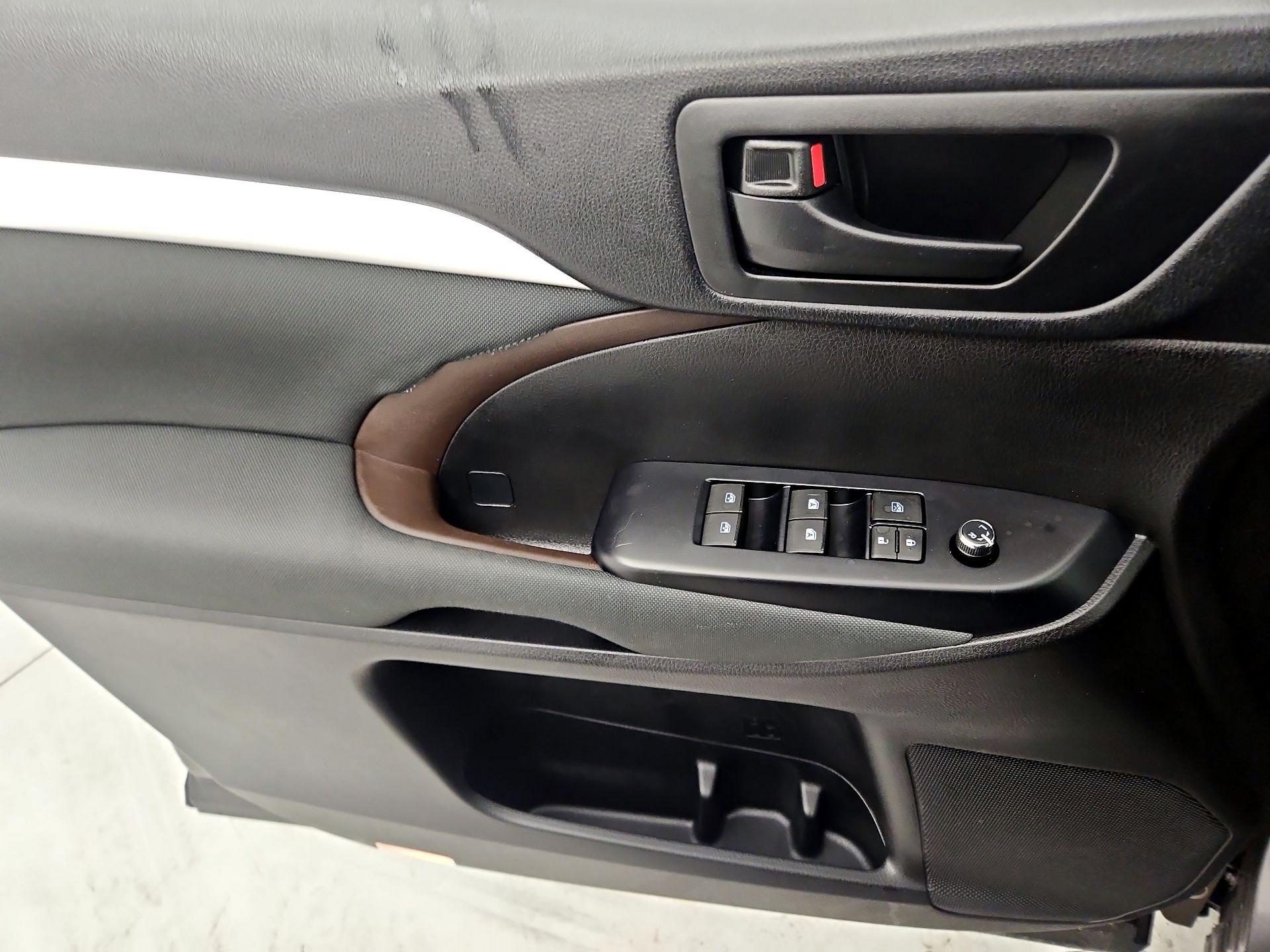 Thumbnail: 2018 Toyota Highlander - 12