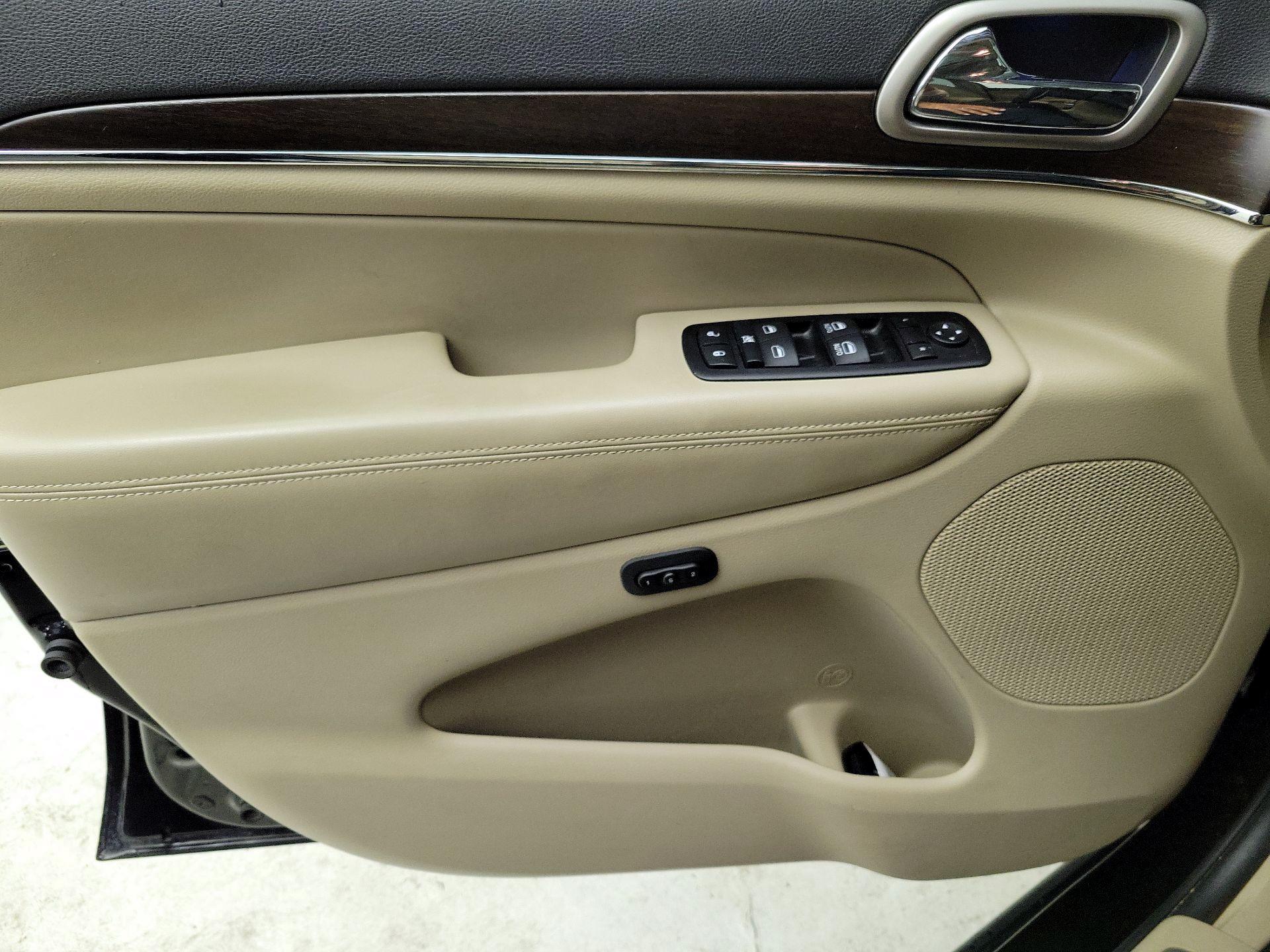 Thumbnail: 2015 Jeep Grand Cherokee - 12