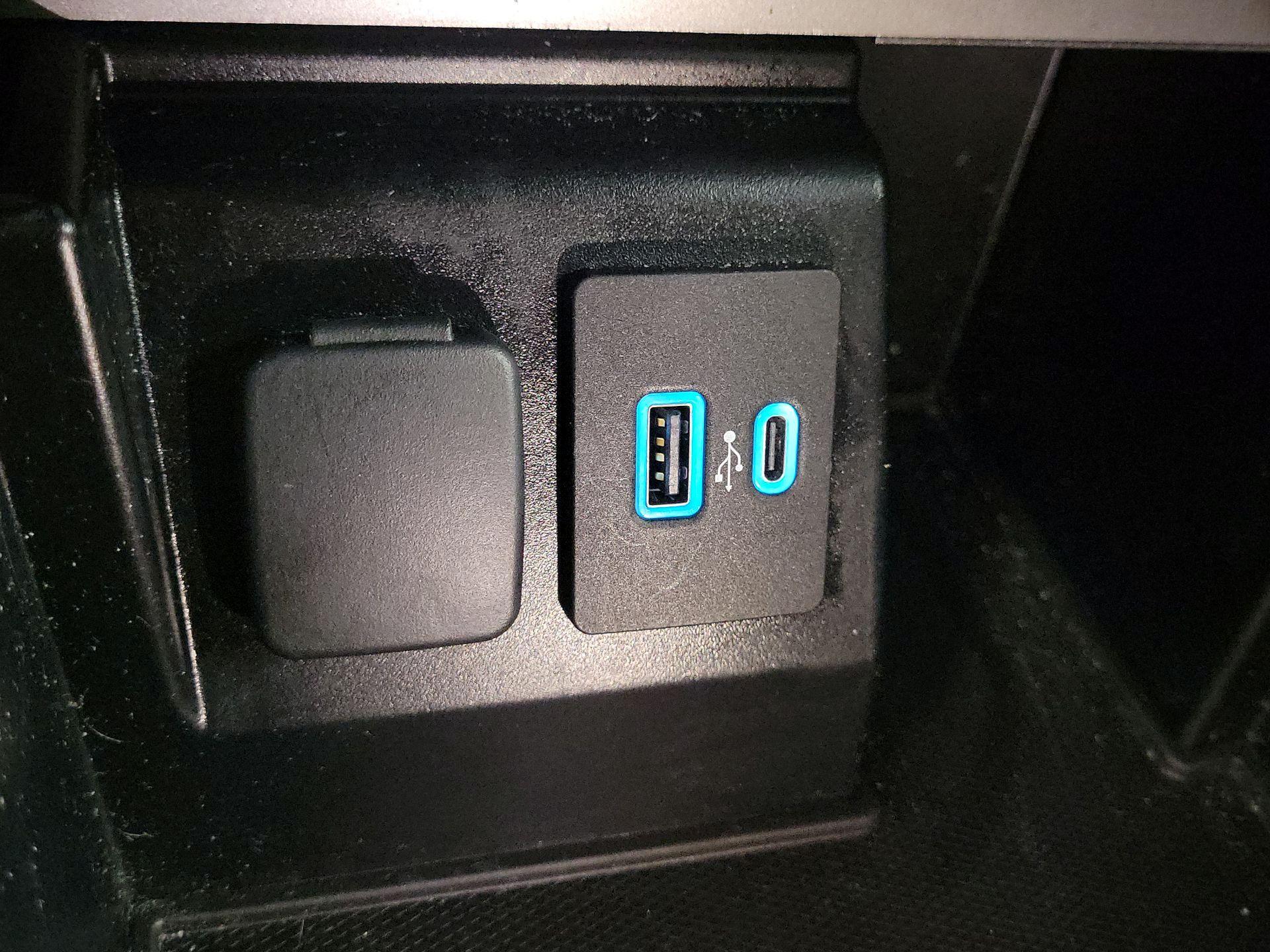 Thumbnail: 2020 Ford Explorer - 16