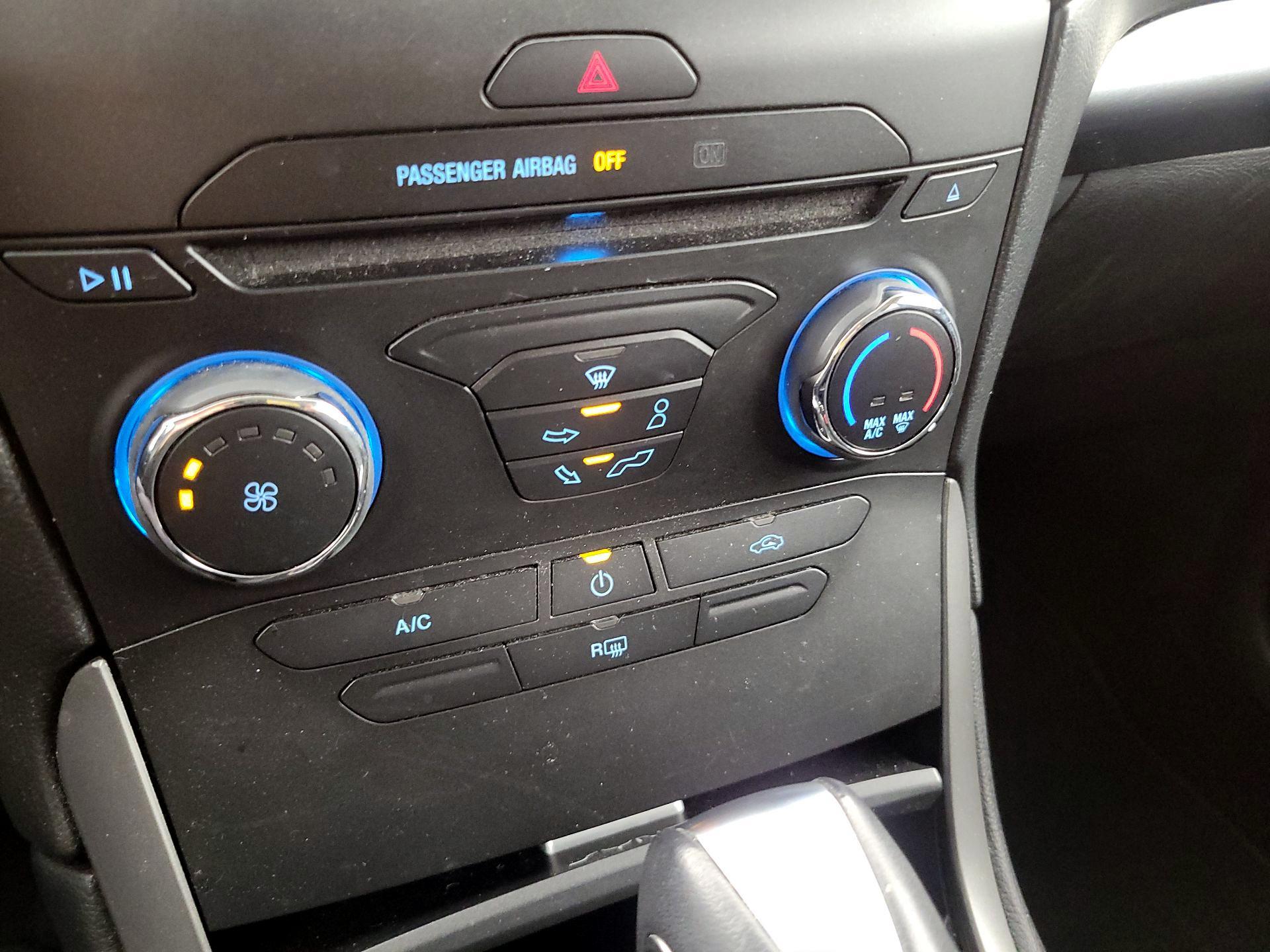 Thumbnail: 2016 Ford Edge - 16