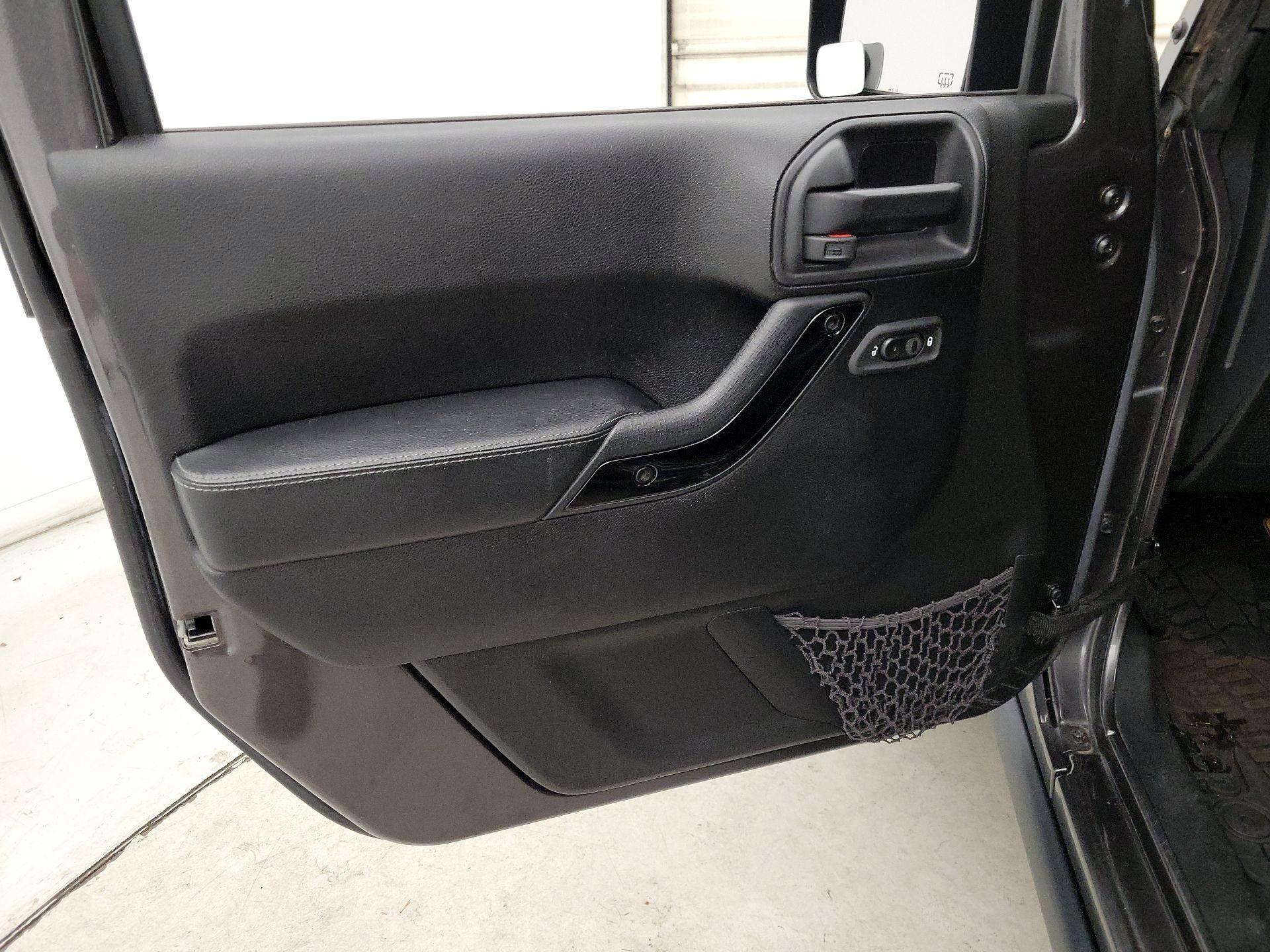 Thumbnail: 2016 Jeep Wrangler - 12