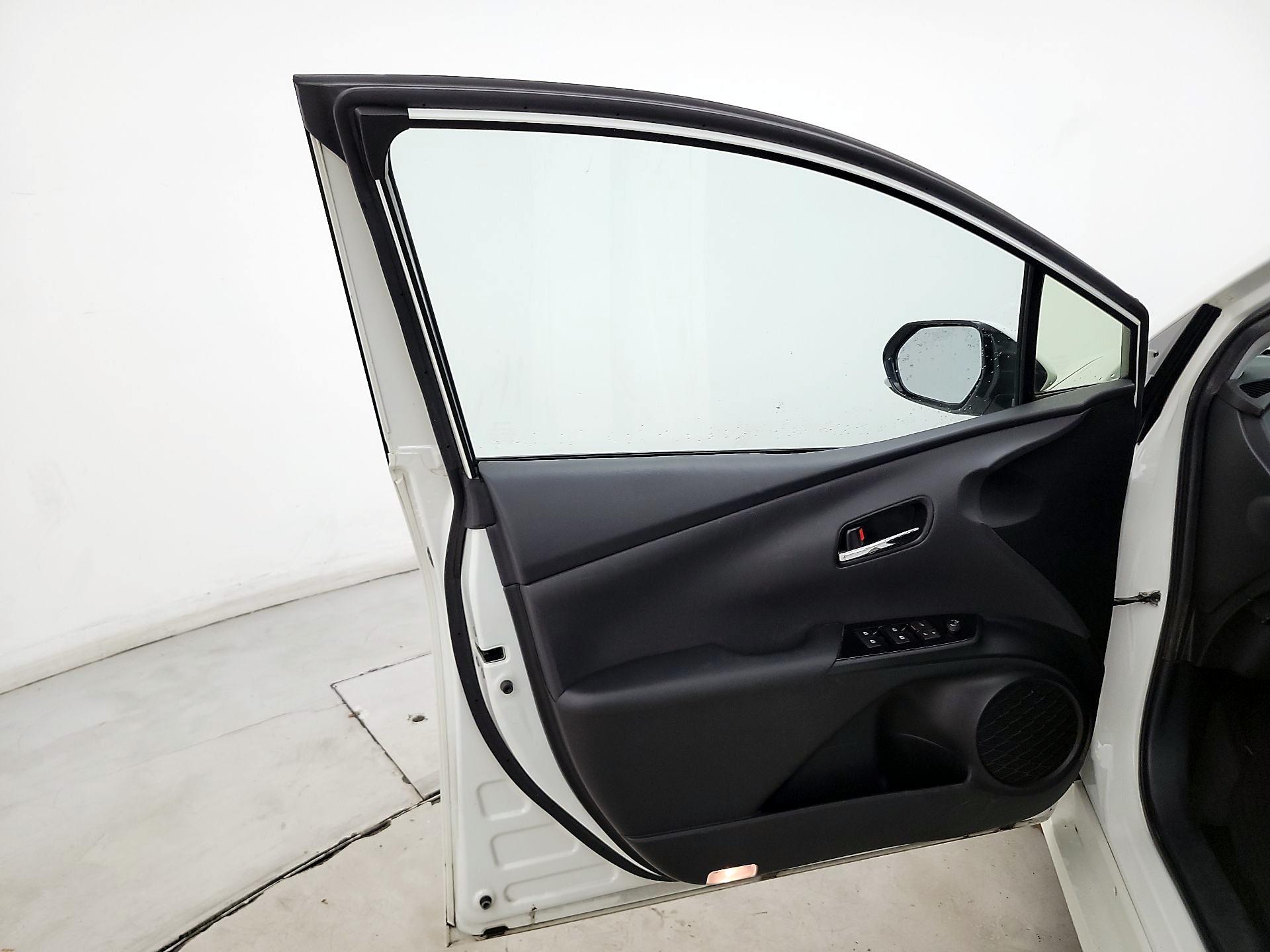 Thumbnail: 2017 Toyota Prius Prime - 12