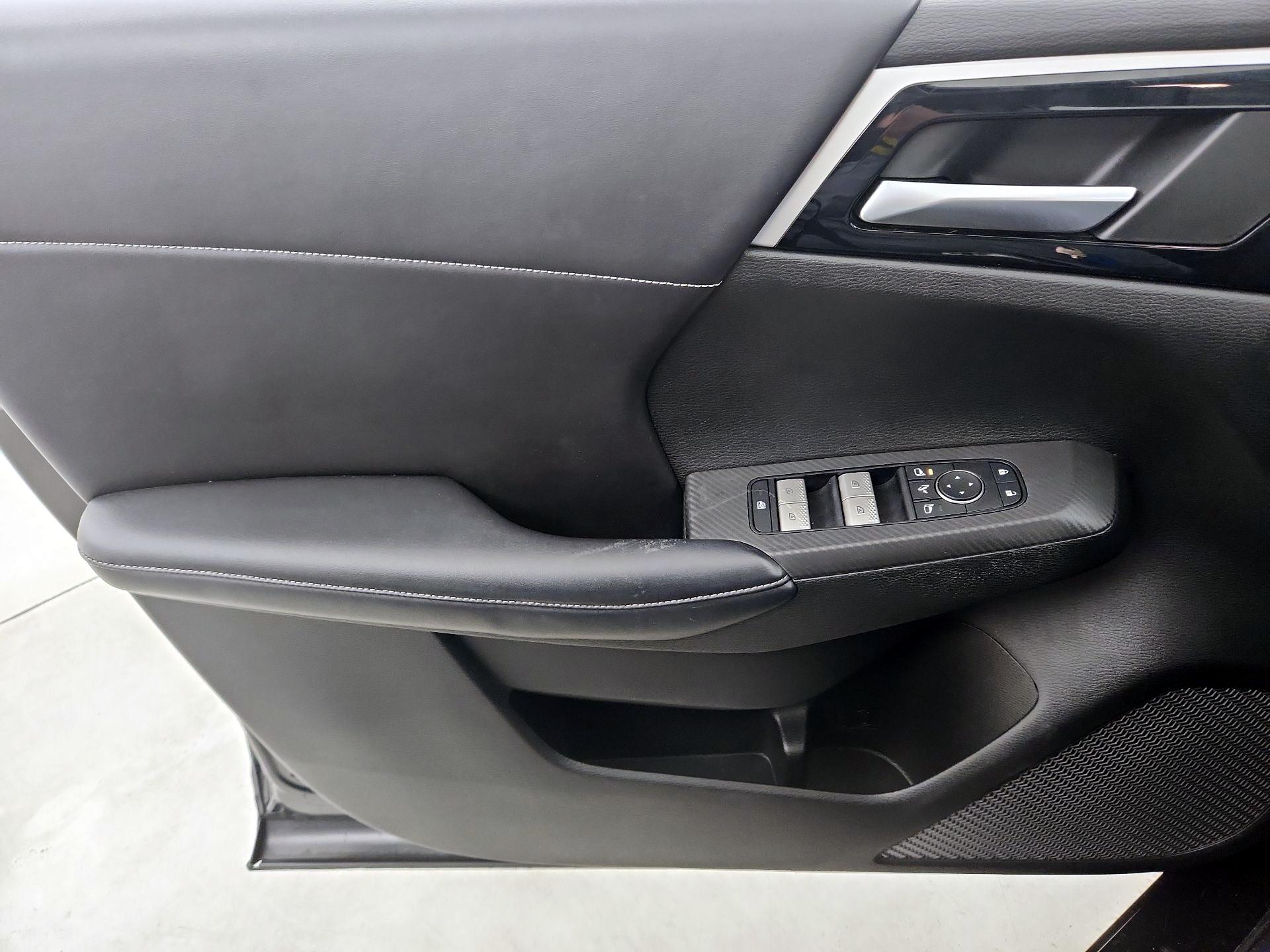 Thumbnail: 2023 Mitsubishi Outlander - 12