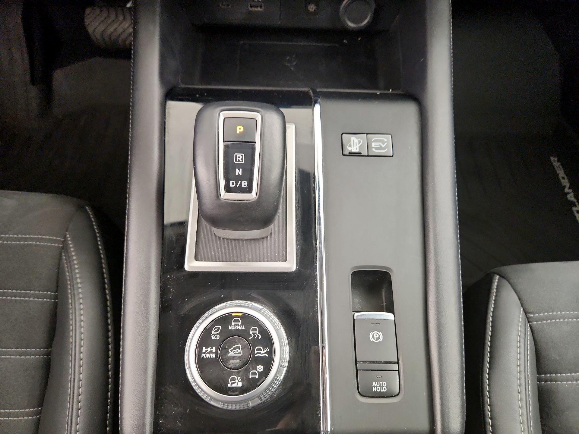 Thumbnail: 2023 Mitsubishi Outlander - 18