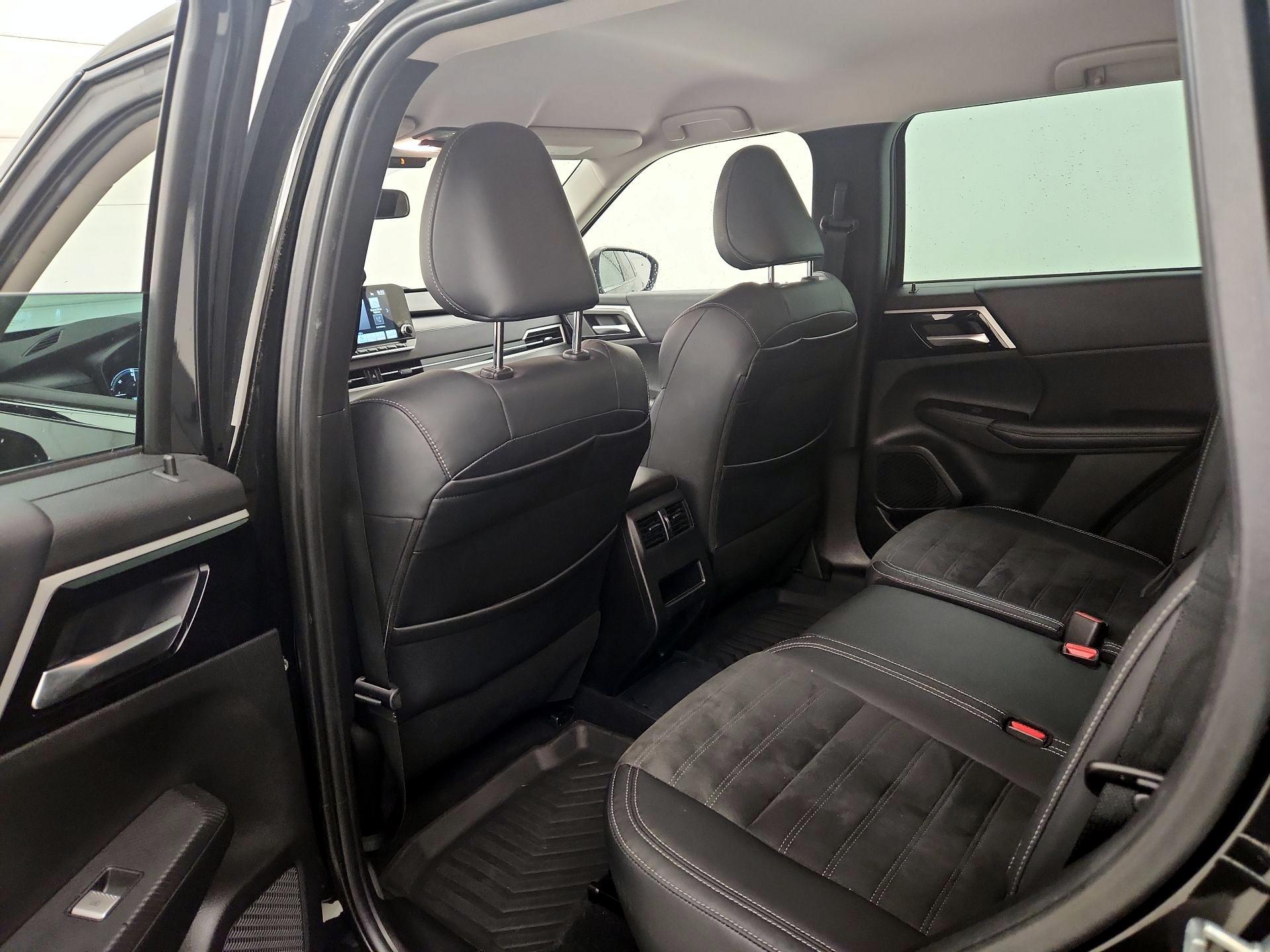 Thumbnail: 2023 Mitsubishi Outlander - 20