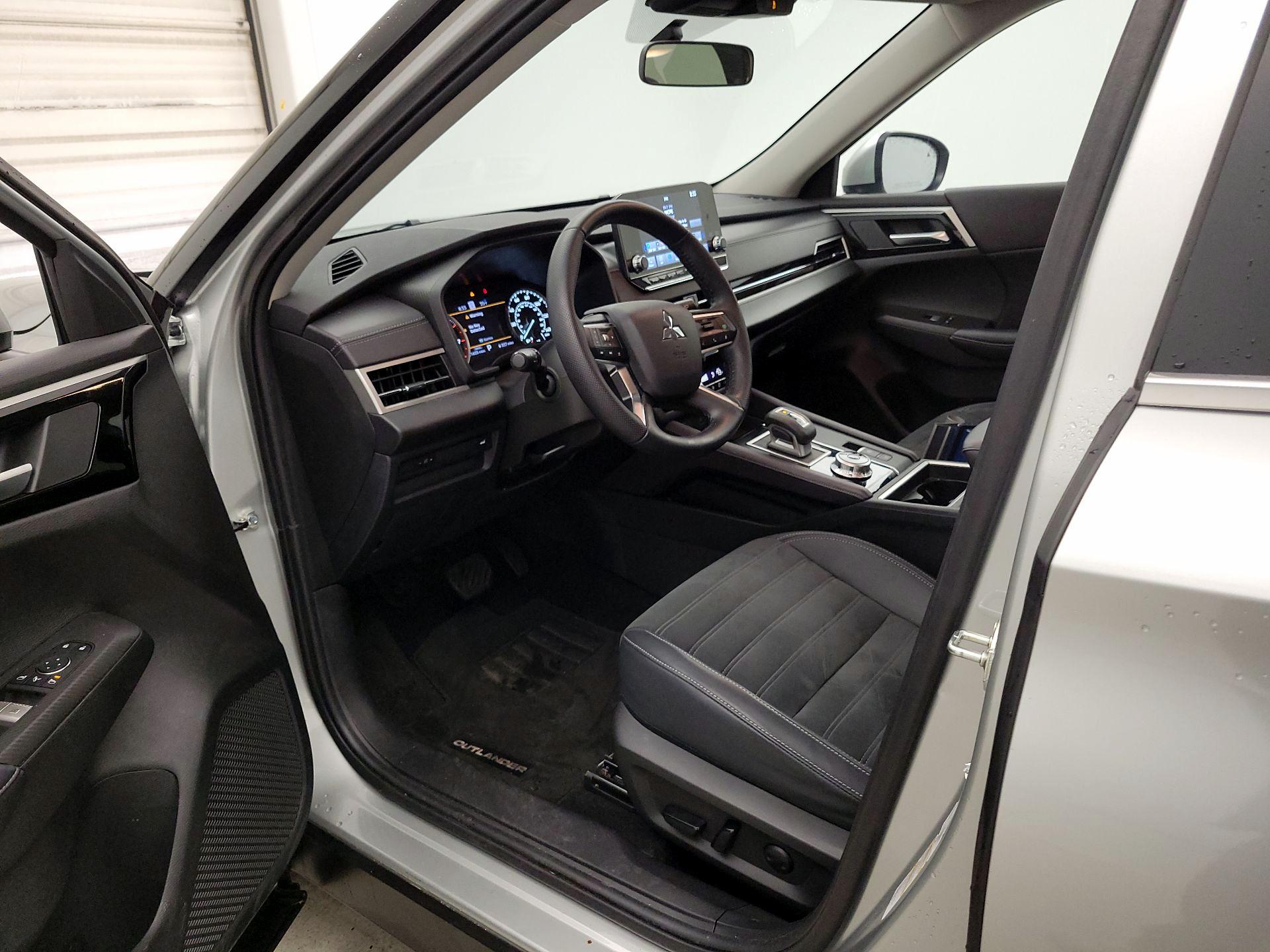 Thumbnail: 2024 Mitsubishi Outlander - 11