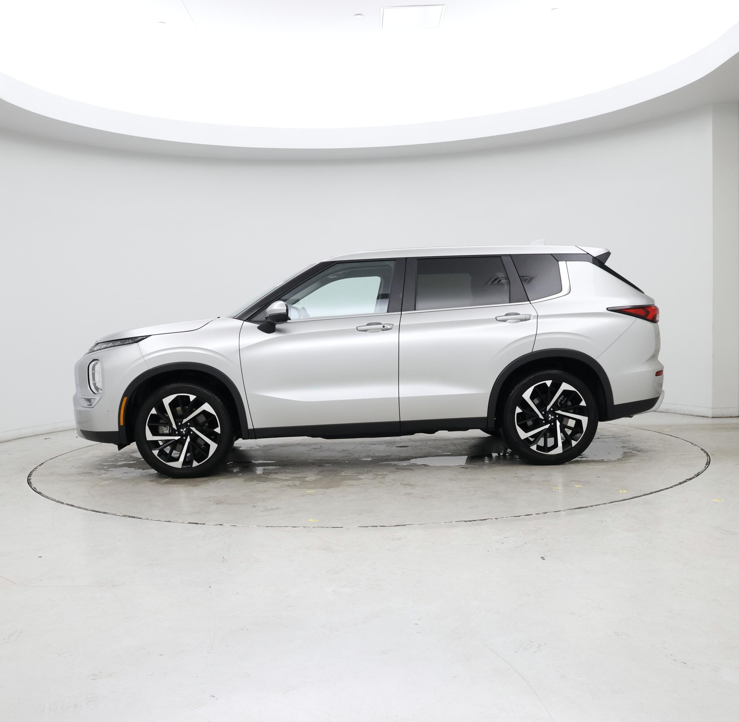 Thumbnail: 2024 Mitsubishi Outlander - 3