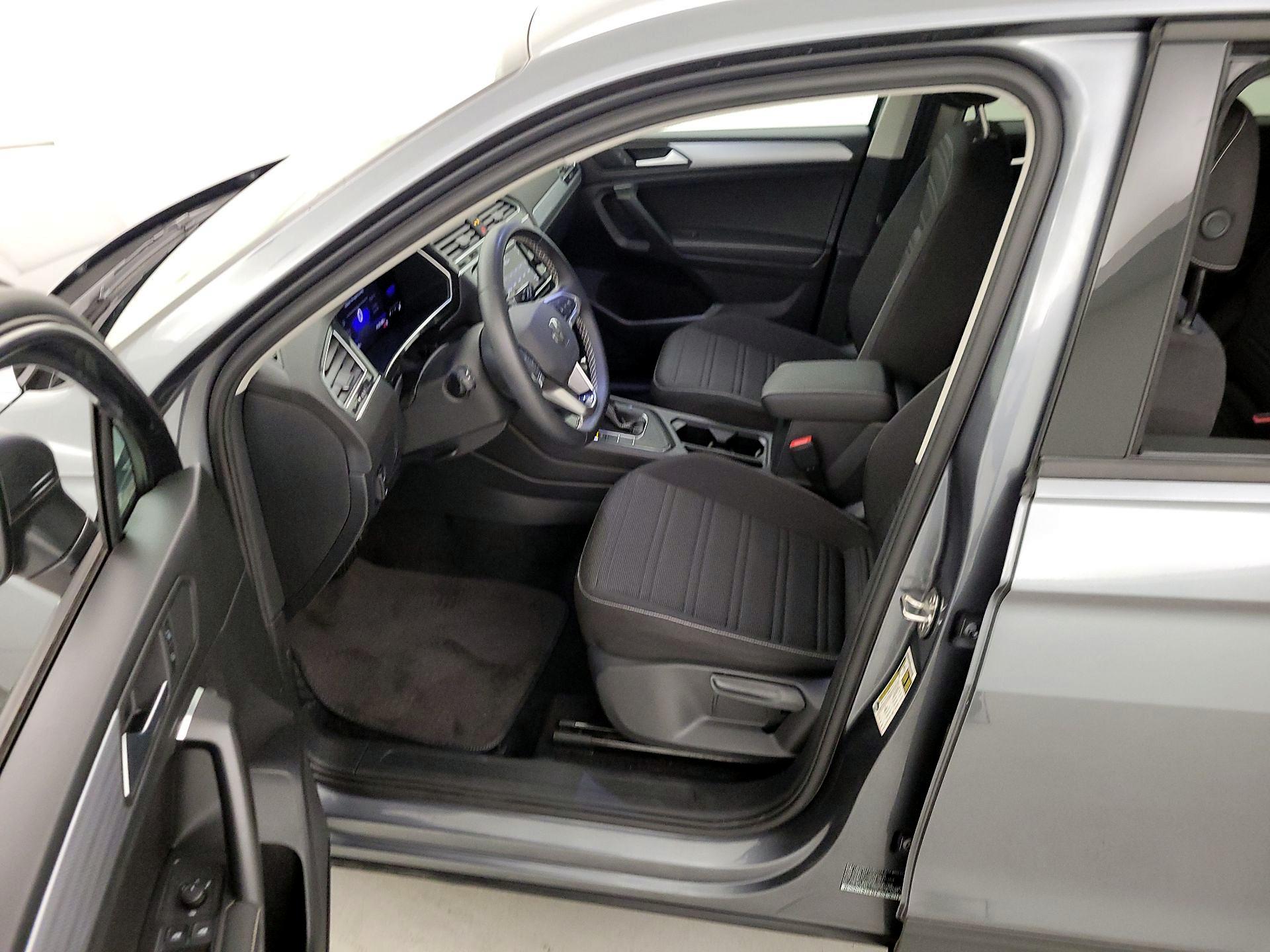 Thumbnail: 2023 Volkswagen Tiguan - 11