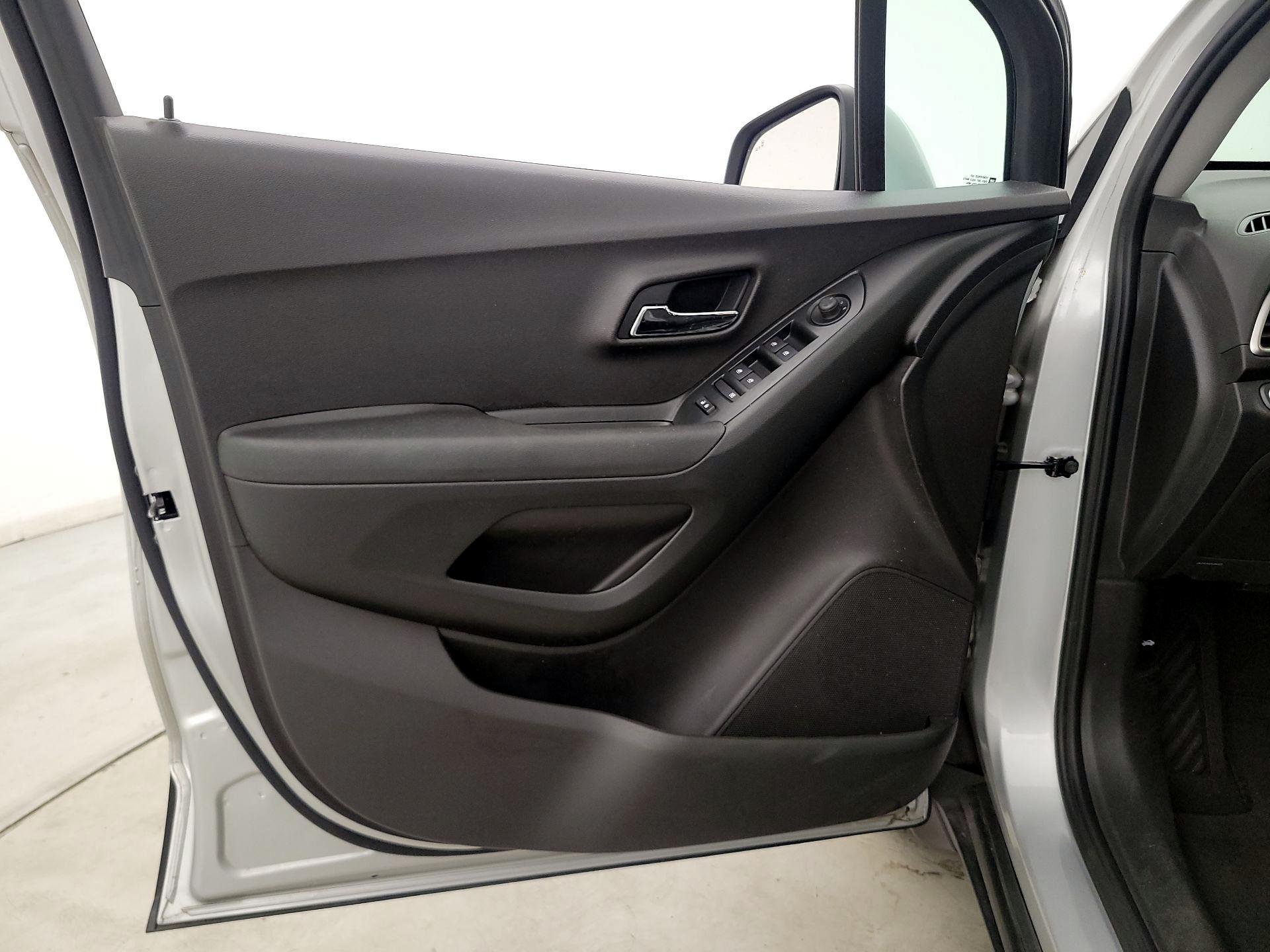 Thumbnail: 2017 Chevrolet Trax - 12