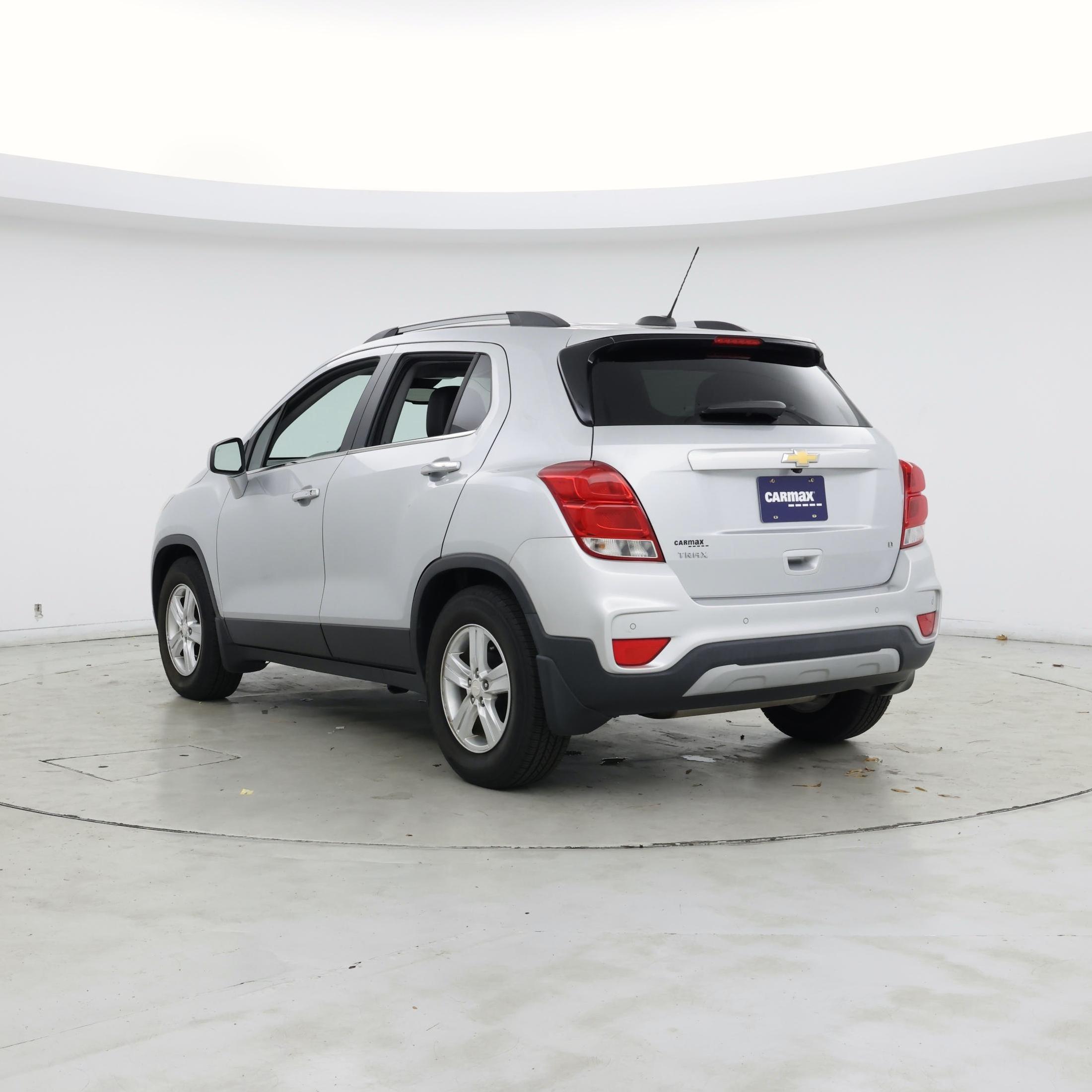 Thumbnail: 2017 Chevrolet Trax - 2