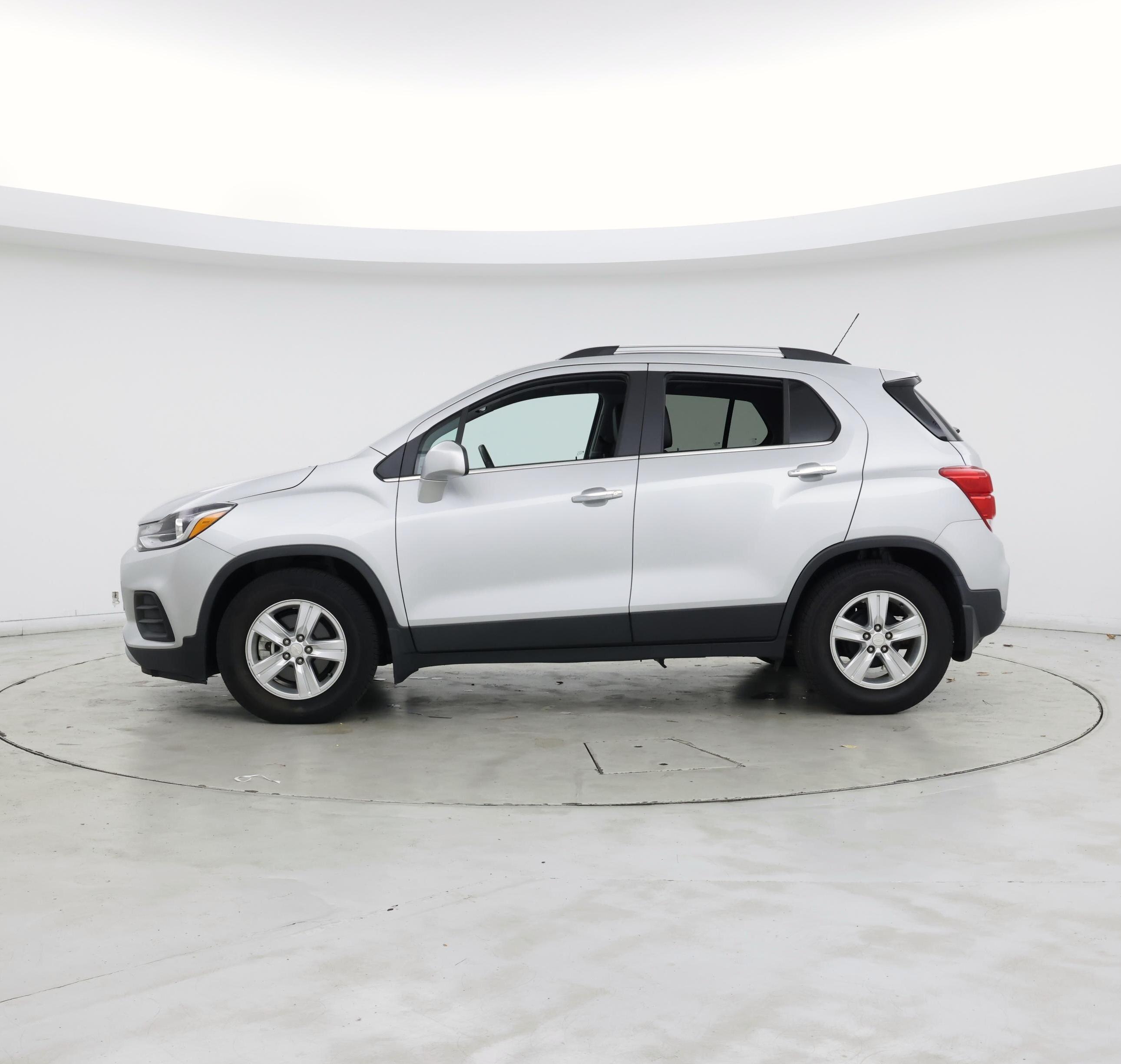Thumbnail: 2017 Chevrolet Trax - 3