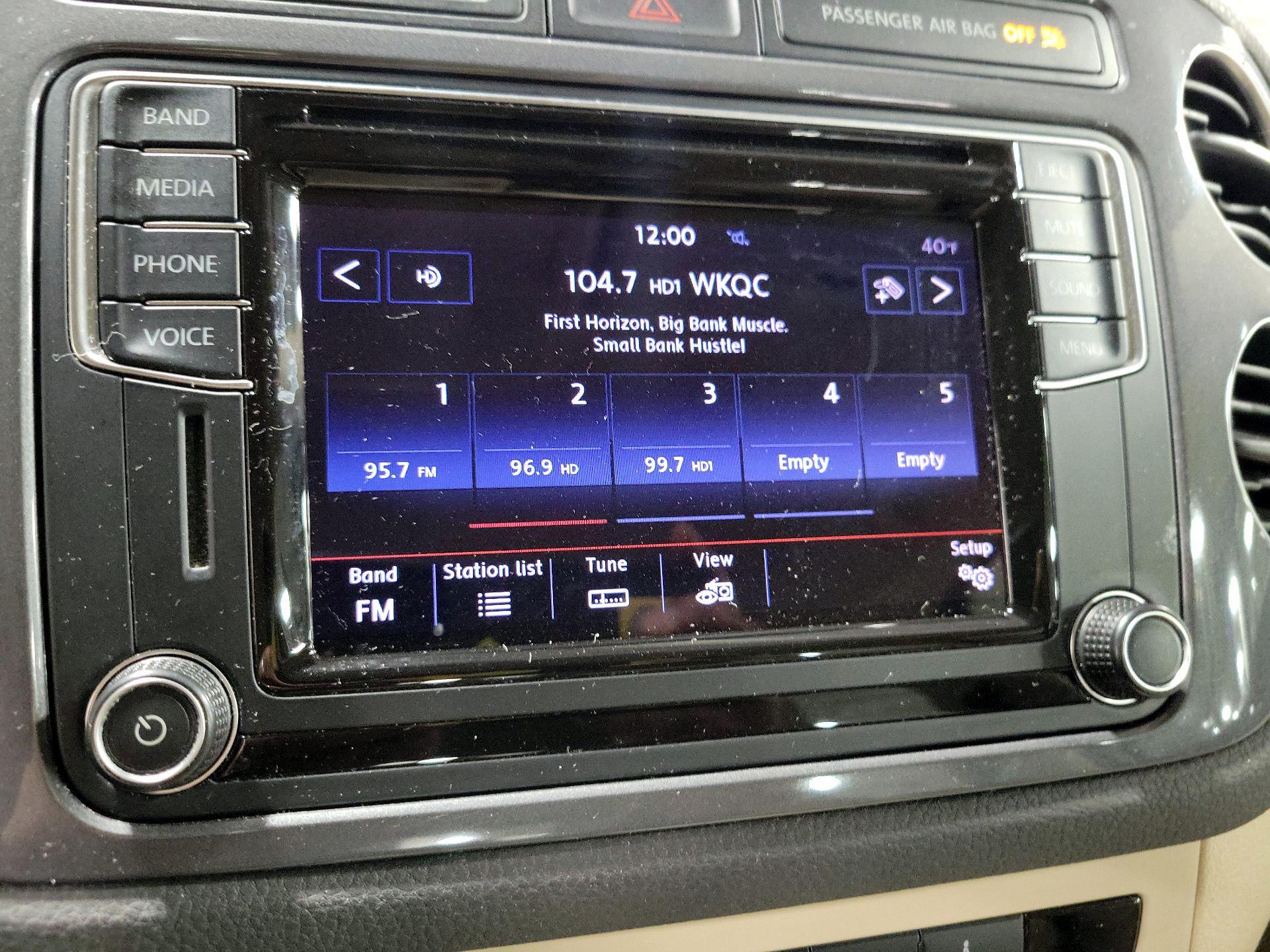 Thumbnail: 2017 Volkswagen Tiguan - 15