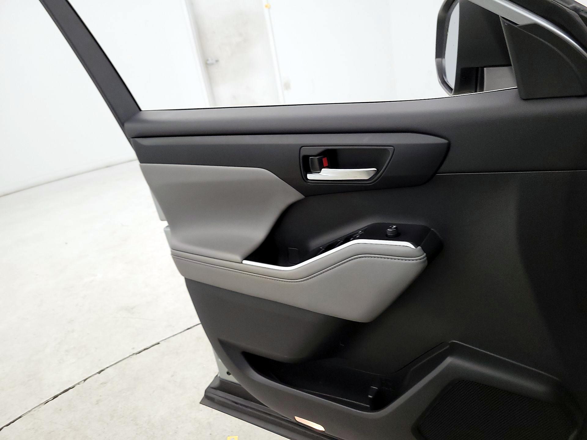 Thumbnail: 2020 Toyota Highlander - 12