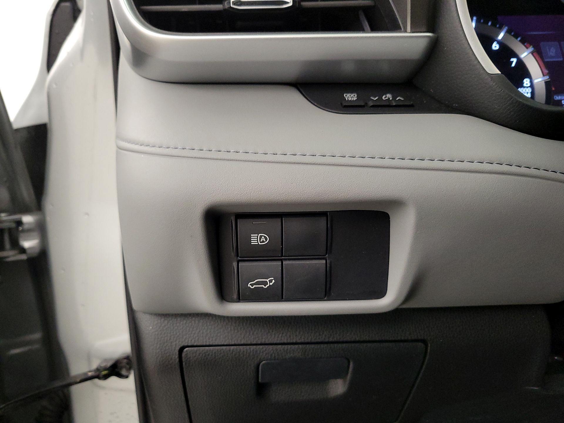 Thumbnail: 2020 Toyota Highlander - 13