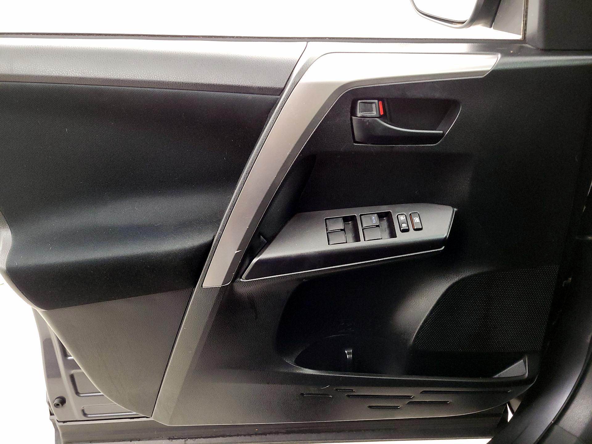 Thumbnail: 2016 Toyota RAV4 - 12