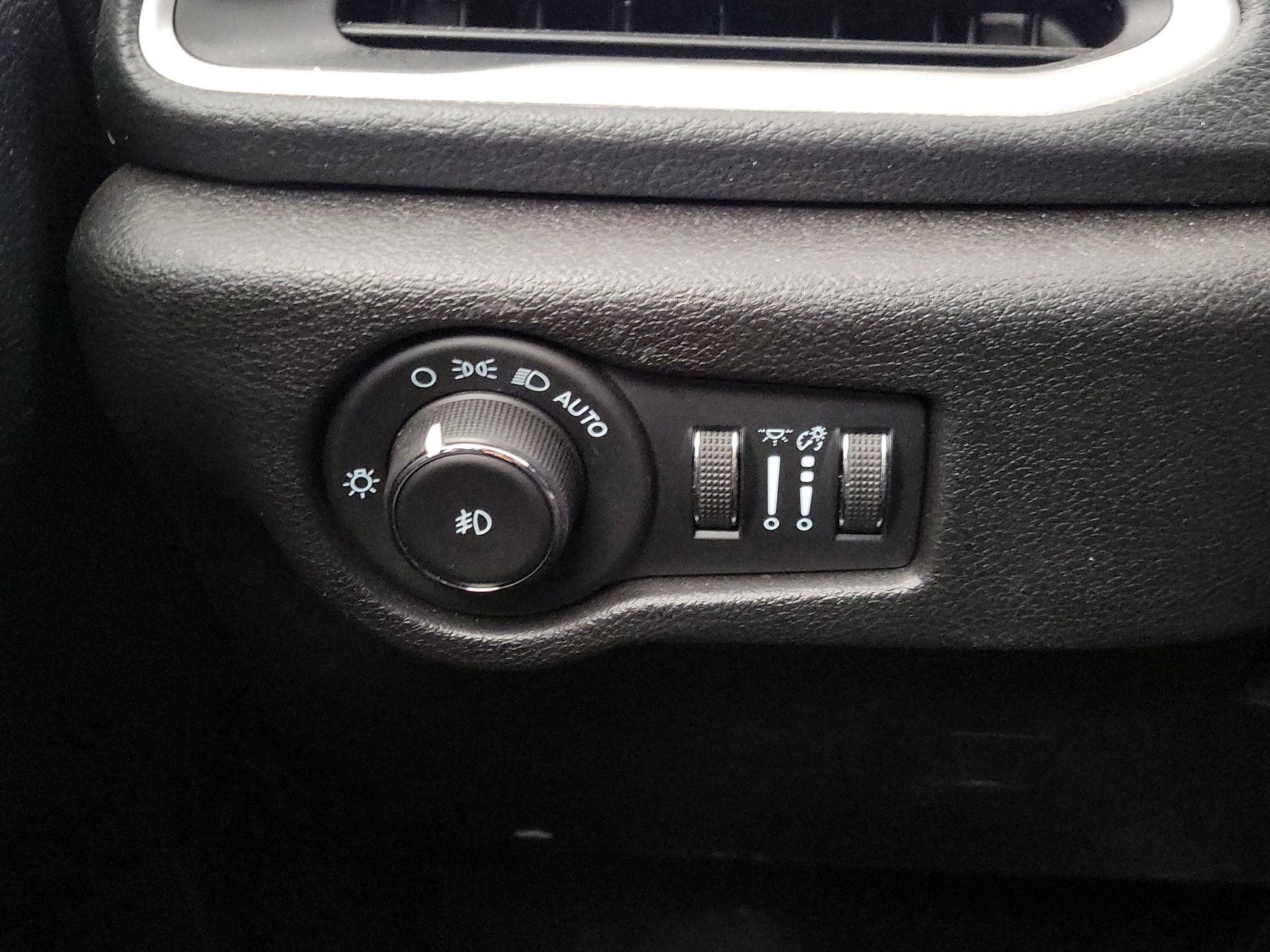 Thumbnail: 2021 Chrysler Pacifica - 13