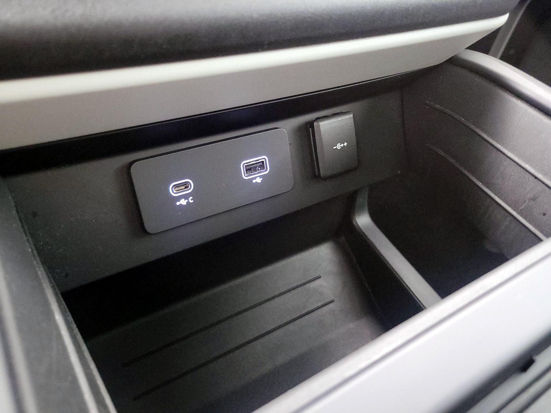 Thumbnail: 2023 Land Rover Defender - 18